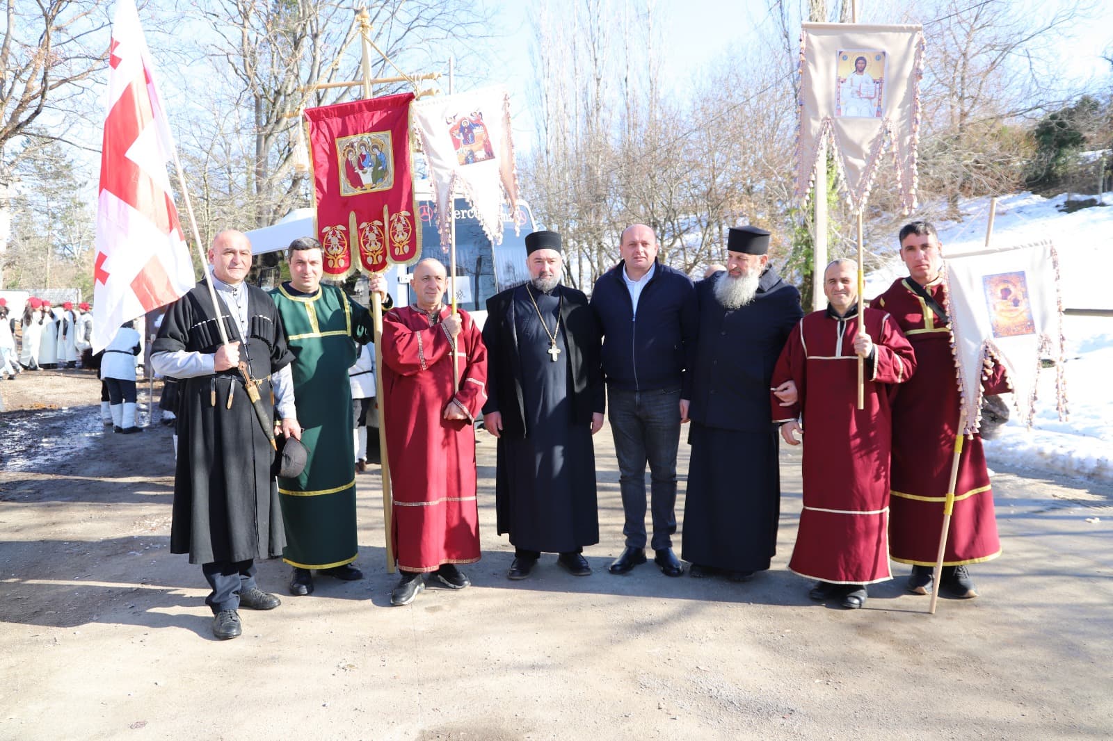 <p style="text-align: justify">თერჯოლაში, შობის დღესასწაულზე ალილოს საზეიმო მსვლელობა გაიმართა.&nbsp;</p><p style="text-align: justify">მასშტაბური სადღესასწაულო ღონისძიება, მუნიციპალიტეტის მერის მანუჩარ რობაქიძის ინიციატივით უკვე მესამე წელია, ეწყობა. ღონისძიებაში ადგილობრივი თვითმმართველობა, თერჯოლისა და ტყიბულის ეპარქიის მიტროპოლიტი, მეუფე გიორგი შალამბერიძე, ასევე სასულიერო პირები და მუნიციპალიტეტის მოსახლეობა იყო ჩართული.</p><p style="text-align: justify">საზეიმო ღონისძიებას საკრებულოს თავმჯდომარე სოსო ჩაფიჩაძე, მერის მოადგილეები, ზვიად ბაზაძე და მირზა ქოჩიაშვილი და ადგილობრივი ხელისუფლების წარმომადგენლები შეუერთდნენ.&nbsp;</p><p style="text-align: justify">შობის მახარებლები 7 იანვარს ჭაბუკმთის წმინდა გიორგის სახელობის საკათედრო ტაძრიდან დაიძრნენ.</p><p style="text-align: justify">ალილოს მსვლელობაში აქტიურად იყო ჩართული ასევე, მუნიციპალიტეტის საგანმანათლებლო დაწესებულებები, ადმინისტრაციული ერთეულები, ა(ა)იპების წარმომადგენლები და ქალაქში არსებული სხვადასხვა ორგანიზაციები.</p><p style="text-align: justify">მუნიციპალიტეტის საჯარო სკოლების და სკოლამდელი აღზრდის დაწესებულებების მოსწავლეები ალილოს მსვლელობას მთელი დღის განმავლობაში, სხვადასხვა ადგილებზე სასაჩუქრე კალათებით, საშობაო ძღვენით და საშობაო თემატიკაზე წინასწარ მომზადებული, მისალოცი სახალისო - შემოქმედებითი ნომრებით უერთდებოდნენ.&nbsp;</p><p style="text-align: justify">"ალილო 2026" დღის ბოლოს, ქალაქის ცენტრში ღვთისმშობლის ხარების სახელობის ტაძართან დასრულდა.</p><p style="text-align: justify">აღსანიშნავია, რომ თერჯოლაში ღონისძიება, მერიის განათლების,კულტურის,სპორტის და ახალგაზრდულ საქმეთა სამსახურის ორგანიზებით ჩატარდა. ალილოს მსვლელობისას შეგროვილი საშობაო ნობათი მუნიციპალიტეტის შეჭირვებულ ოჯახებს, ბავშვთა და მოხუცთა სახლებს გადაუნაწილდება.</p><p style="text-align: justify">ხელმძღვანელმა პირებმა თერჯოლის მოსახლეობას და სრულიად საქართველოს შობის დღესასწაული მიულოცეს და მადლობა გადაუხადეს აქტიური მონაწილეობისთვის.</p>