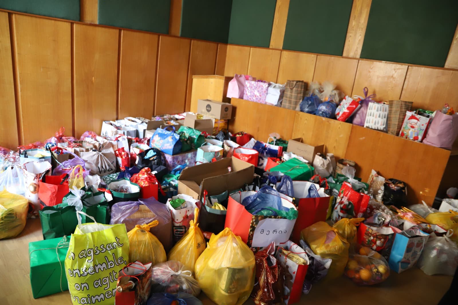 <p style="text-align: justify">თერჯოლაში, შობის დღესასწაულზე ალილოს საზეიმო მსვლელობა გაიმართა.&nbsp;</p><p style="text-align: justify">მასშტაბური სადღესასწაულო ღონისძიება, მუნიციპალიტეტის მერის მანუჩარ რობაქიძის ინიციატივით უკვე მესამე წელია, ეწყობა. ღონისძიებაში ადგილობრივი თვითმმართველობა, თერჯოლისა და ტყიბულის ეპარქიის მიტროპოლიტი, მეუფე გიორგი შალამბერიძე, ასევე სასულიერო პირები და მუნიციპალიტეტის მოსახლეობა იყო ჩართული.</p><p style="text-align: justify">საზეიმო ღონისძიებას საკრებულოს თავმჯდომარე სოსო ჩაფიჩაძე, მერის მოადგილეები, ზვიად ბაზაძე და მირზა ქოჩიაშვილი და ადგილობრივი ხელისუფლების წარმომადგენლები შეუერთდნენ.&nbsp;</p><p style="text-align: justify">შობის მახარებლები 7 იანვარს ჭაბუკმთის წმინდა გიორგის სახელობის საკათედრო ტაძრიდან დაიძრნენ.</p><p style="text-align: justify">ალილოს მსვლელობაში აქტიურად იყო ჩართული ასევე, მუნიციპალიტეტის საგანმანათლებლო დაწესებულებები, ადმინისტრაციული ერთეულები, ა(ა)იპების წარმომადგენლები და ქალაქში არსებული სხვადასხვა ორგანიზაციები.</p><p style="text-align: justify">მუნიციპალიტეტის საჯარო სკოლების და სკოლამდელი აღზრდის დაწესებულებების მოსწავლეები ალილოს მსვლელობას მთელი დღის განმავლობაში, სხვადასხვა ადგილებზე სასაჩუქრე კალათებით, საშობაო ძღვენით და საშობაო თემატიკაზე წინასწარ მომზადებული, მისალოცი სახალისო - შემოქმედებითი ნომრებით უერთდებოდნენ.&nbsp;</p><p style="text-align: justify">"ალილო 2026" დღის ბოლოს, ქალაქის ცენტრში ღვთისმშობლის ხარების სახელობის ტაძართან დასრულდა.</p><p style="text-align: justify">აღსანიშნავია, რომ თერჯოლაში ღონისძიება, მერიის განათლების,კულტურის,სპორტის და ახალგაზრდულ საქმეთა სამსახურის ორგანიზებით ჩატარდა. ალილოს მსვლელობისას შეგროვილი საშობაო ნობათი მუნიციპალიტეტის შეჭირვებულ ოჯახებს, ბავშვთა და მოხუცთა სახლებს გადაუნაწილდება.</p><p style="text-align: justify">ხელმძღვანელმა პირებმა თერჯოლის მოსახლეობას და სრულიად საქართველოს შობის დღესასწაული მიულოცეს და მადლობა გადაუხადეს აქტიური მონაწილეობისთვის.</p>