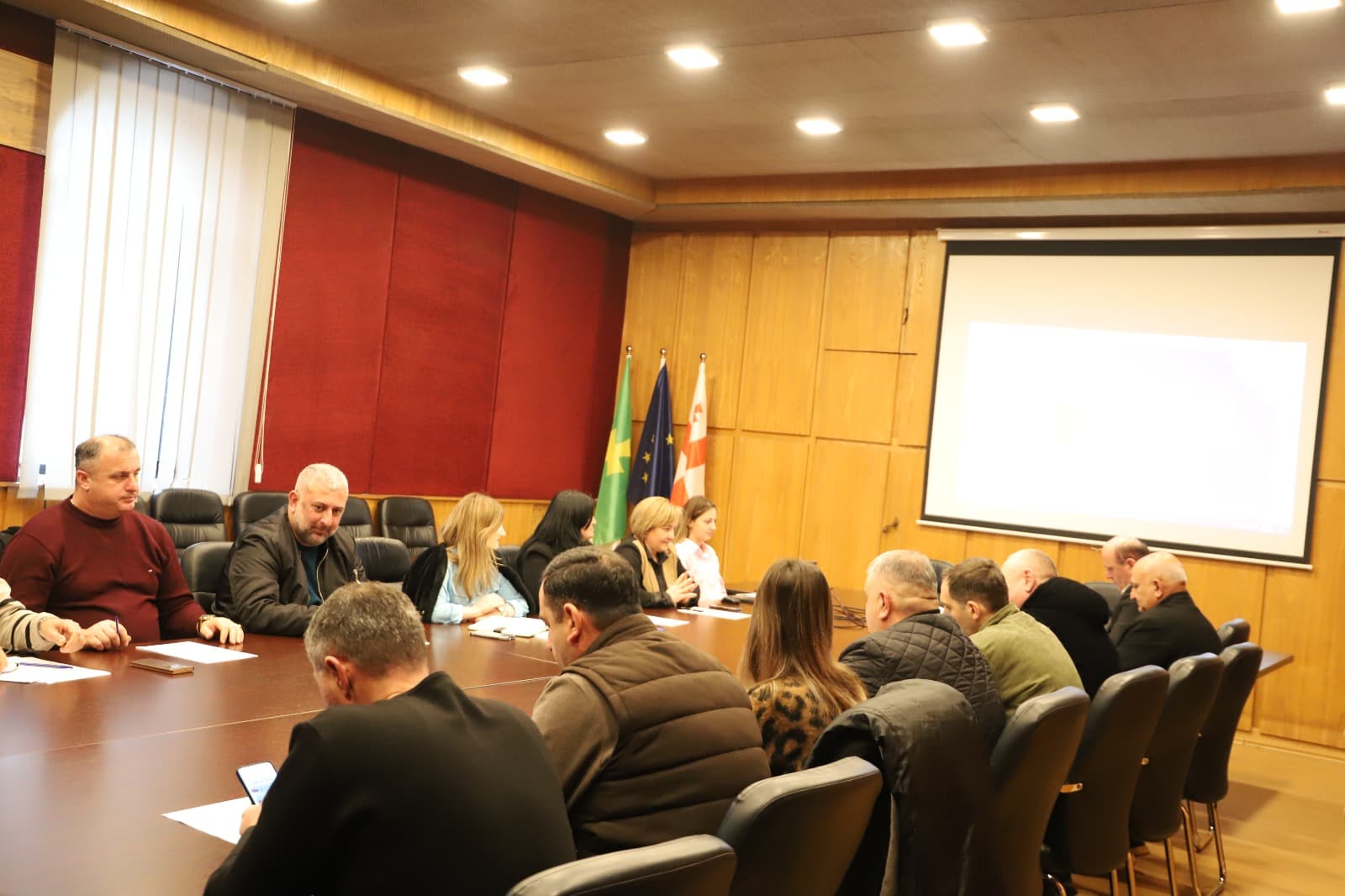 <p style="text-align: justify">თერჯოლის მუნიციპალიტეტის მერის ხელმძღვანელობით, მერიის საკონფერენციო დარბაზში, სახლდაზიანების სოციალური პროგრამის პრეზენტაცია გაიმართა.</p><p style="text-align: justify">მანუჩარ რობაქიძის თქმით, მიმდინარე წელს მუნიციპალიტეტში მცხოვრები სოციალურად დაუცველი ოჯახებისთვის 6 სახლი აშენდება.</p><p style="text-align: justify">კომისიამ პროგრამის ბენეფიციარები კონკრეტული კრიტერიუმების საფუძველზე შეარჩია. მშენებლობა ადგილობრივი ბიუჯეტიდან დაფინანსდება.</p><p style="text-align: justify">სახლდაზიანების სოციალური პროგრამა თერჯოლის მუნიციპალიტეტში 2019 წლიდან მოქმედებს და ახალი საცხოვრებლით უკვე სოციალურად დაუცველი 49 ოჯახი დაკმაყოფილდა.</p>