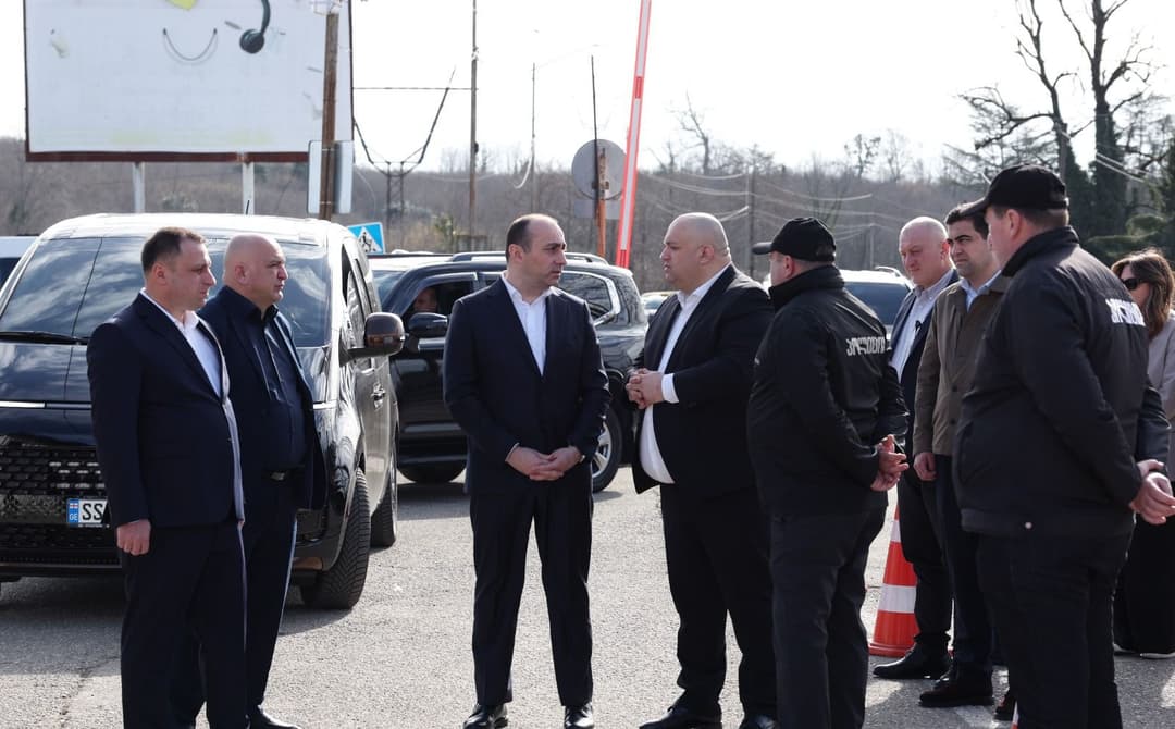 გეკა გელაძე აფხაზეთის საოკუპაციო ხაზთან, ენგურის ხიდის მიმდებარედ განთავსებული საპოლიციო დანაყოფების თანამშრომლებს შეხვდა