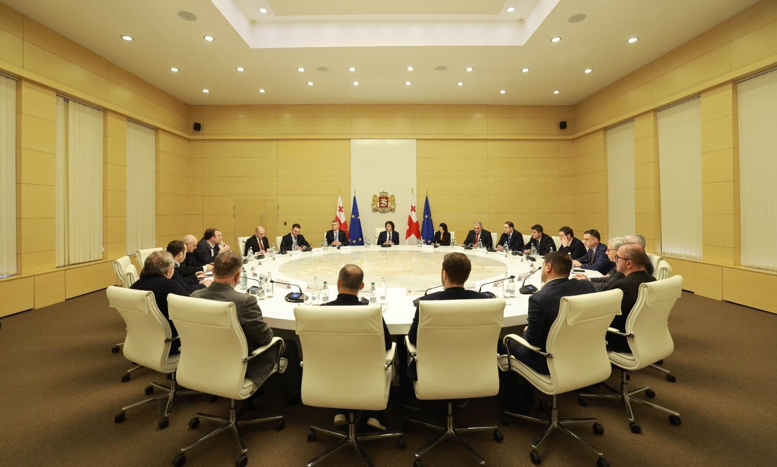 ირაკლი კობახიძე სამთავრობო საკოორდინაციო კომისიის სხდომაზე ქსელური მარკეტების წარმომადგენლებს შეხვდა