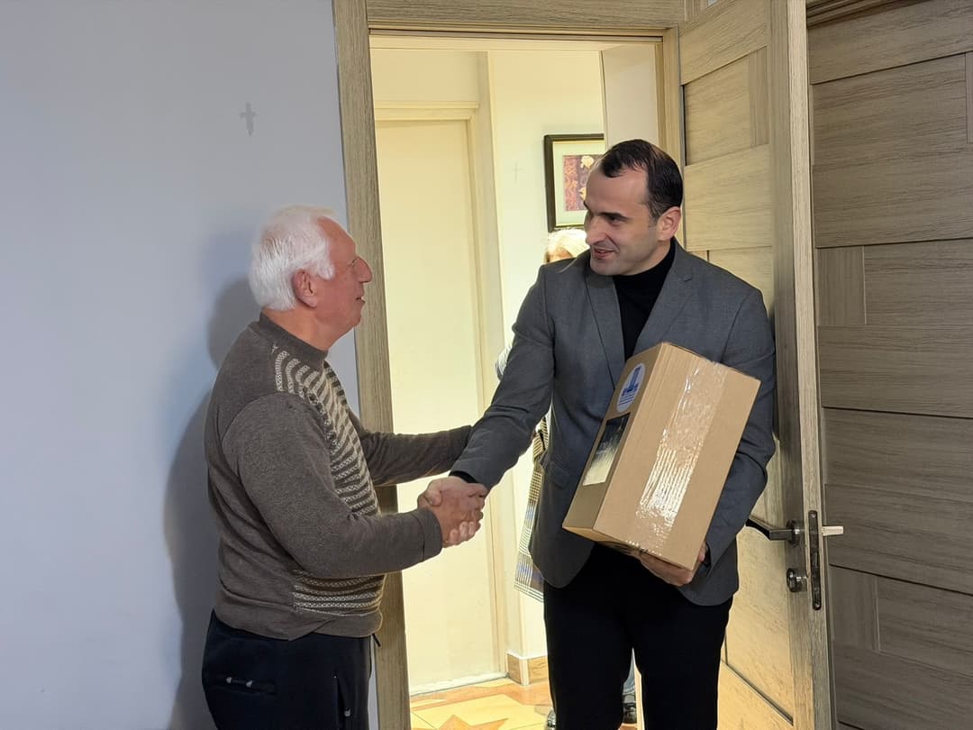 აფხაზეთის ავტონომიური რესპუბლიკის ჯანმრთელობისა და სოციალური დაცვის მინისტრმა აჭარაში მცხოვრებ დევნილებს შობა-ახალი წელი მიულოცა