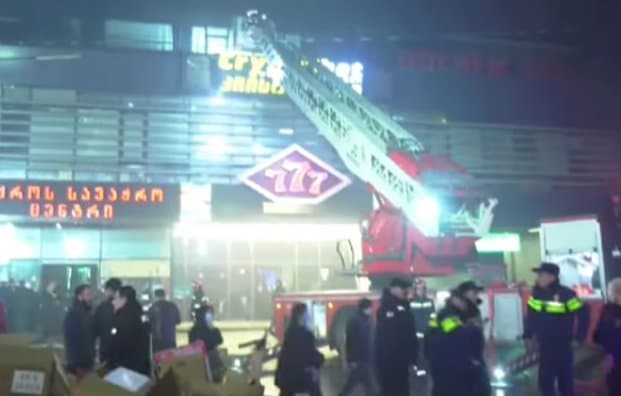 სავაჭრო ცენტრ "ოქროს კიდობანში" ხანძარია