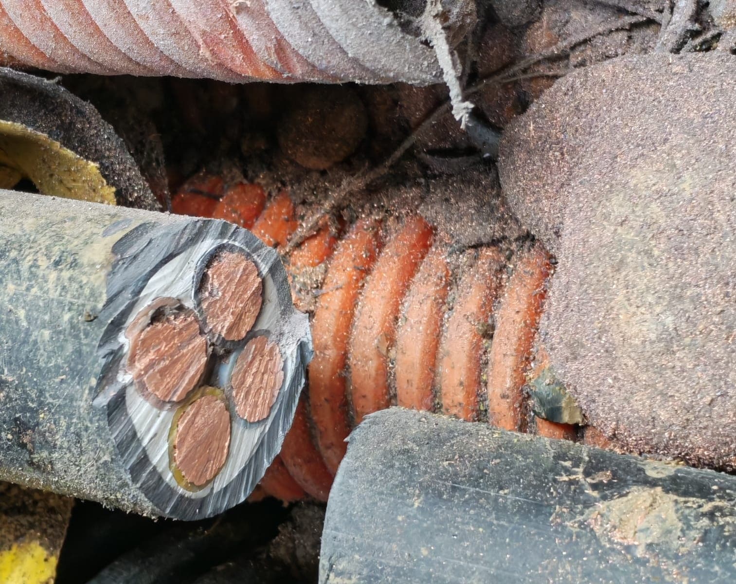 რიკოთის მაგისტრალურ გზაზე გარე განათების ქსელის კაბელების დაზიანებისა და ქურდობის ფაქტები დაფიქსირდა