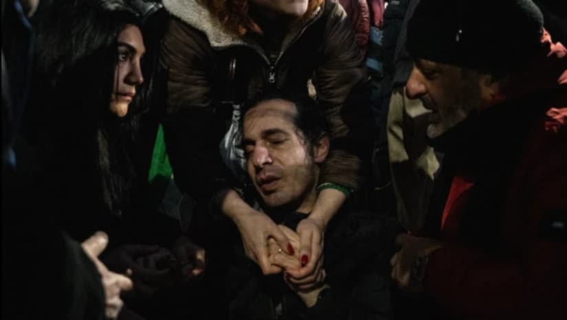 თბილისში, ირანის საელჩოსთან ახალგაზრდა მამაკაცი ცუდად გახდა მას შემდეგ, რაც გაიგო, რომ მისი ოჯახის წევრი ირანში აქციაზე მოკლეს