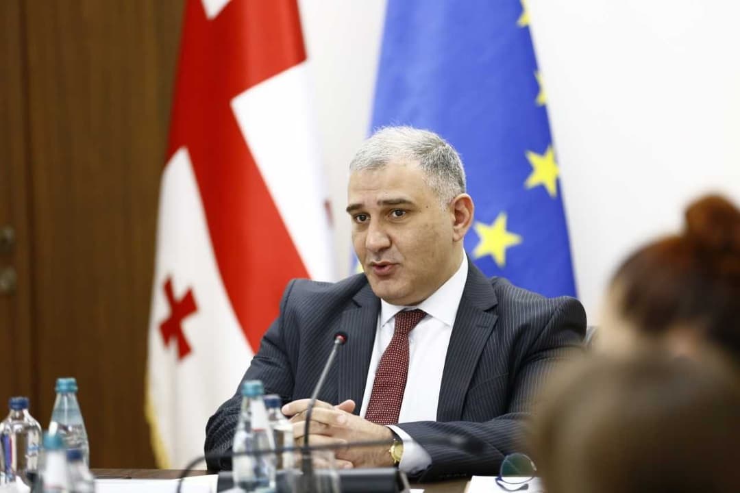 Health Minister: all pharmacies to be required to stock essential medicines