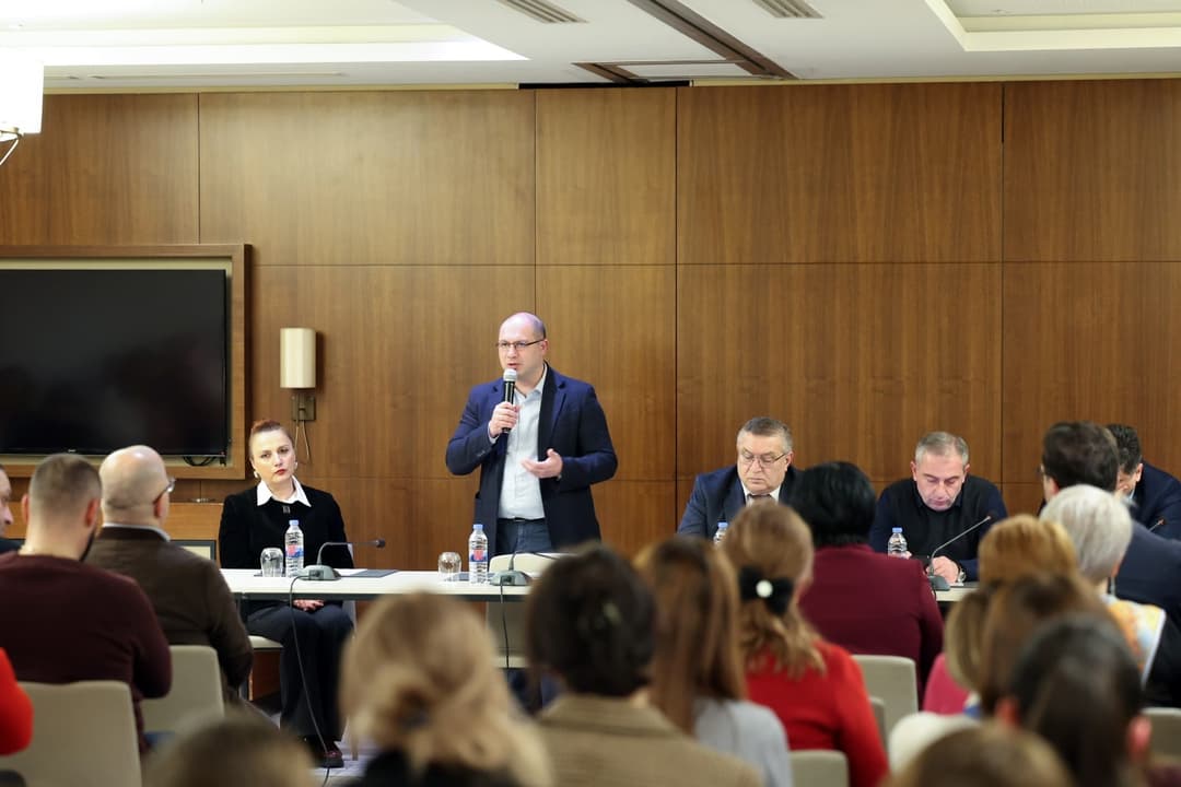 გივი მიქანაძე ბორჯომის მუნიციპალიტეტში მოსწავლეთა მშობლებს შეხვდა