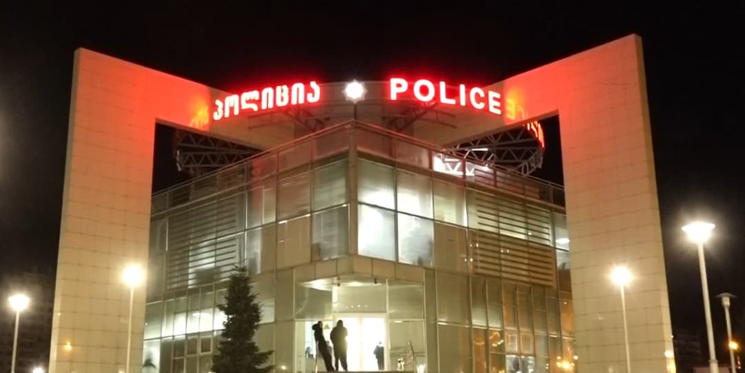 თბილისში ძალადობის ბრალდებით 4 პირი დააკავეს