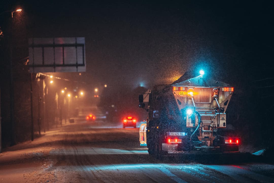 თბილისის ქუჩებში, ასევე, შემოერთებულ ტერიტორიებზე გზები თოვლისგან იწმინდება და ტექნიკური მარილი იყრება