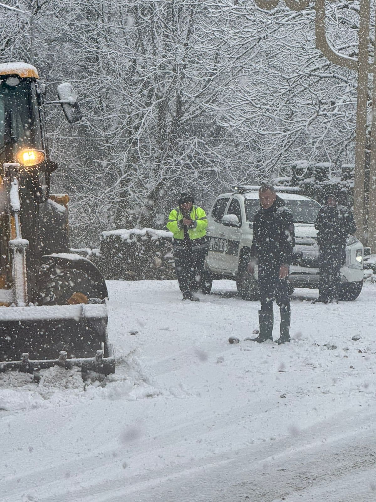 <p style="text-align: justify">წალენჯიხის მუნიციპალიტეტში დილიდან ინტენსიურად თოვს.&nbsp;</p><p style="text-align: justify">მუნიციპალიტეტის მერიის ინფორმაციით, გზების გაწმენდითი სამუშაოები ცენტრალურ საავტომობილო გზაზე უწყვეტ რეჟიმში მიმდინარეობს.</p><p style="text-align: justify">გზების გასაწმენდად მობილიზებულია 20 ერთეული სპეციალიზებული ტექნიკა. გზის გაწმენდით სამუშაოებს შეასრულებს როგორც მუნიციპალური, ასევე საავტომობილო გზების დეპარტამენტის კონტრაქტორი კომპანიების ტექნიკა.</p><p style="text-align: justify">მოქალაქეთა საჭიროებებზე &nbsp;რეაგირების მიზნით &nbsp;ამოქმედდა ცხელი ხაზი: 599647050; 599857197.</p><p style="text-align: justify">"ენერგო-პრო ჯორჯიას“ წარმომადგენლებთან ერთად შექმნილია ჯგუფები მერის წარმომადგენლებისა და სხვა შესაბამისი სამსახურების ჩართულობით, რათა ელექტროსადენების დაზიანებების შემთხვევაში მყისიერი რეაგირება მოხდეს.</p>