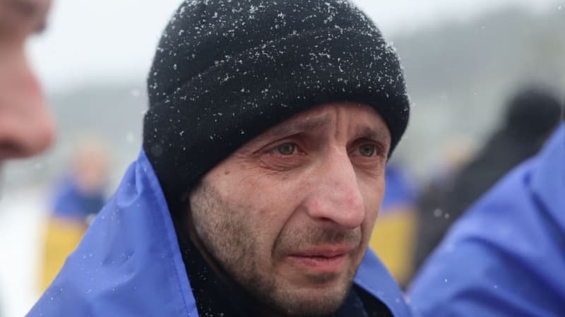 <p style="text-align: justify">უკრაინამ და რუსეთმა დიდი ხნის შემდეგ პირველად გაცვალეს ტყვეები. სამშობლოში 150 უკრაინელი ჯარისკაცი და 7 მშვიდობიანი მოქალაქე დაბრუნდა.</p><p style="text-align: justify">გათავისუფლებულებს შორის არიან დაჭრილი ჯარისკაცები.</p><p style="text-align: justify">ტყვეობიდან გათავისუფლდნენ უკრაინის შეიარაღებული ძალების სამხედრო მოსამსახურეები, მათ შორის საზღვაო ძალების, სახმელეთო ჯარების, საჰაერო-სადესანტო ჯარების, საჰაერო თავდასხმის სარდლობისა და საჰაერო ძალების წარმომადგენლები, ასევე უკრაინის ეროვნული გვარდიისა და სახელმწიფო სასაზღვრო სამსახურის წარმომადგენლები. ჯარისკაცებისა და სერჟანტების გარდა, ოფიცრებიც გაათავისუფლეს.</p><p style="text-align: justify">გათავისუფლებული სამხედრო მოსამსახურეები ქვეყანას ლუგანსკის, დონეცკის, ხარკოვის, ზაპოროჟიეს, ხერსონის, სუმის და კიევის მიმართულებებზე იცავდნენ.</p><p style="text-align: justify">დღეს გათავისუფლებული დამცველების ნახევარზე მეტი ტყვედ მარიუპოლის დაცვის დროს ჩავარდა.</p><p style="text-align: justify">გათავისუფლებული 139 უკრაინელი მოქალაქე 2022 წლიდან რუსეთის ტყვეობაში იმყოფებოდა.</p><p style="text-align: justify">დღევანდელი გაცვლის განსაკუთრებული მხარე არის ის, რომ მან უკანონოდ გასამართლებული უკრაინელები სამშობლოში დააბრუნა.</p><p style="text-align: justify">გათავისუფლებული ყველაზე ახალგაზრდა დამცველი 23 წლისაა. ის 19 წლის ასაკში მარიუპოლის დაცვის დროს ტყვედ ჩავარდა. რუსეთის სასამართლომ მას უკანონოდ "სამუდამოდ პატიმრობა" მიუსაჯა.</p><p style="text-align: justify">გათავისუფლებული ყველაზე ხანდაზმული დამცველი 63 წლისაა.</p><p style="text-align: justify">ბოლო ოთხი თვის განმავლობაში, ფაქტობრივად, ტყვეების გაცვლა არ მომხდარა, სულ მცირე, საჯაროდ. ზელენსკის თქმით, ეს რუსეთის მიერ პროცესის დაბლოკვით იყო გამოწვეული.</p>