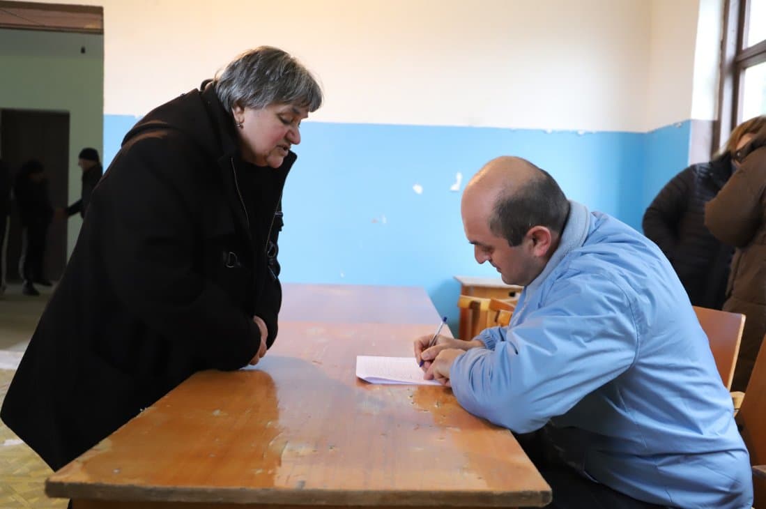 <p style="text-align: justify">თერჯოლაში "სოფლის მხარდაჭერის პროგრამის" ფარგლებში მოსახლეობასთან შეხვედრები გრძელდება.&nbsp;</p><p style="text-align: justify">10 თებერვალს, თერჯოლის მუნიციპალიტეტის მერმა მანუჩარ რობაქიძემ, საკრებულოს თავმჯდომარე სოსო ჩაფიჩაძეს და ადგილობრივი ხელისუფლების წარმომადგენლებთან ერთად შეხვედრა გამართა ბარდუბნის, ზედა სიმონეთის, ახალთერჯოლის, ეწრის და სიქთარვის ადმინისტრაციულ ერთეულში შემავალი სოფლების მოსახლეობასთან.&nbsp;</p><p style="text-align: justify">აღნიშნულ შეხვედრებზე ადგილობრივმა მოსახლეობამ ხელისუფლების წარმომადგენლებს დაუსახელა ის პრიორიტეტული პროექტები, რომელთა განხორციელება მოხდება "სოფლის მხარდაჭერის პროგრამის“ ფარგლებში გამოყოფილი 690 000 ლარით.&nbsp;</p><p style="text-align: justify">მოსახლეობის გადაწყვეტილებით, შეირჩა შემდეგი პრიორიტეტული პროექტები: საუბნო გზების, გარე განათების, სანიაღვრე სისტემის,მინი მოედნების მოწყობა-მოწესრიგება.</p><p style="text-align: justify">მუნიციპალიტეტში სოფლის კრებები და კონსულტაციები 13 თებერვალს &nbsp;დასრულდება.</p>