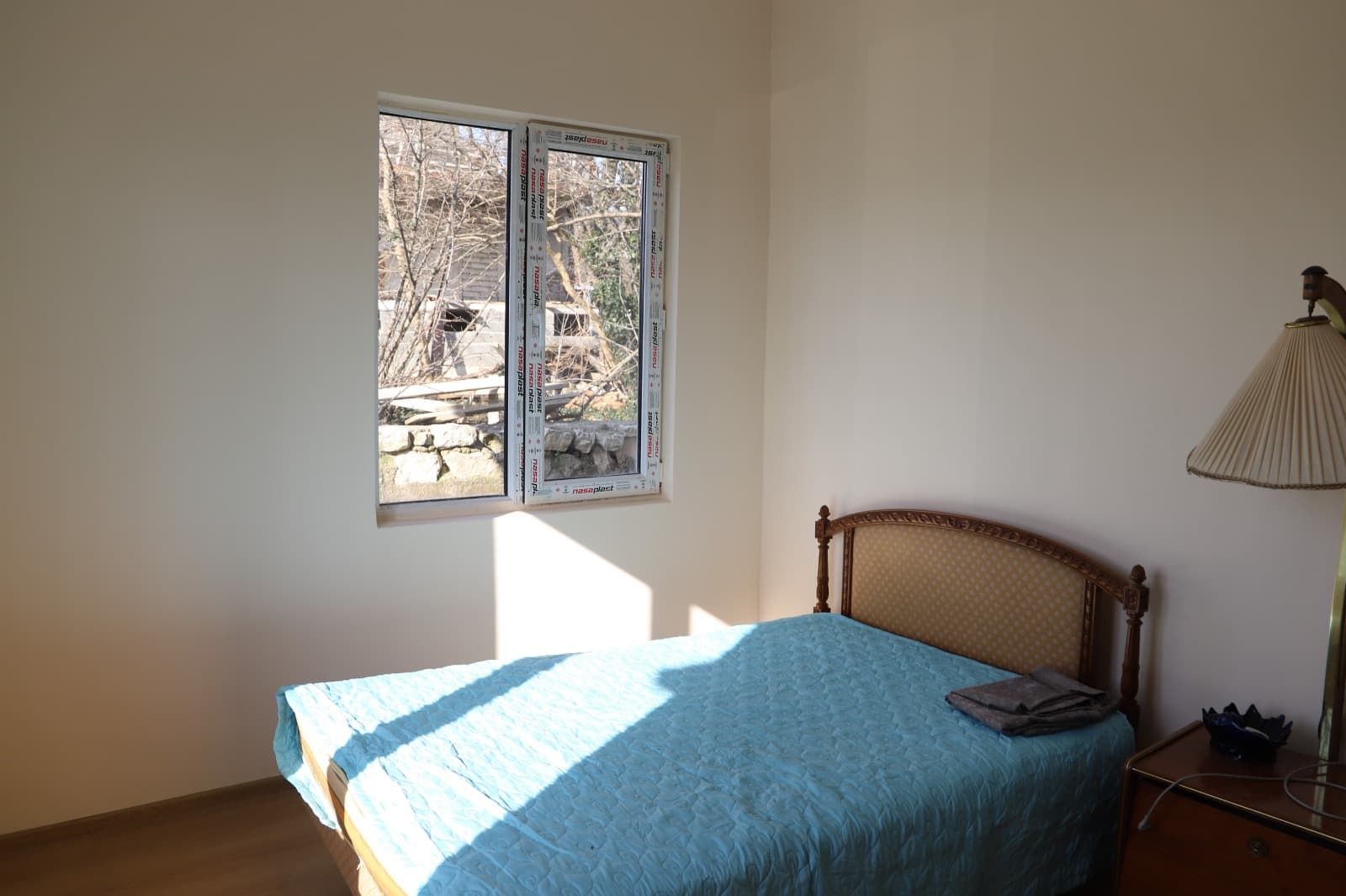 <p style="text-align: justify">თერჯოლაში, სახლდაზიანების პროგრამის ფარგლებში, მუნიციპალიტეტში მცხოვრებ 8 სოციალურად დაუცველ ოჯახს ახალი საცხოვრებელი სახლი გადაეცა.&nbsp;</p><p style="text-align: justify">მუნიციპალიტეტის მერიის ინფორმაციით, ოჯახებს ახალი სახლები მუნიციპალიტეტის მერმა მანუჩარ რობაქიძემ პარლამენტარ ზვიად შალამბერიძესთან და საკრებულოს თავმჯდომარე სოსო ჩაფიჩაძესთან ერთადგადასცა და ახალმოსახლეობა მიულოცა.&nbsp;</p><p style="text-align: justify">2025 წელს სოციალურად დაუცველი ოჯახების დახმარებისა და გაძლიერების მიზნით, აღნიშნული პროგრამის ფარგლებში ადგილობრივი ბიუჯეტიდან 400 000 ლარი იყო გამოყოფილი.</p><p style="text-align: justify">სოციალური პროგრამა, რომელიც თერჯოლის მუნიციპალიტეტში 2019 წლიდან ხორციელდება, ითვალისწინებს ინდივიდუალური სახლების მშენებლობას, ან შეძენას მძიმე საყოფაცხოვრებო პირობების მქონე სოციალურად დაუცველი პირებისთვის, რომელთა სახლები დაზიანების მასშტაბის გამო დემონტაჟს ექვემდებარება.</p><p style="text-align: justify">პროგრამის ამოქმედდებიდან დღემდე ახალი საცხოვრებელი სახლი უკვე 50 ოჯახს გადაეცა.&nbsp;</p><p style="text-align: justify">თერჯოლაში სახლდაზიანების პროგრამა გრძელდება და 2026 წლის ბოლოს, ახალ სახლს კიდევ 6 სოციალურად დაუცველი ოჯახი მიიღებს.</p>