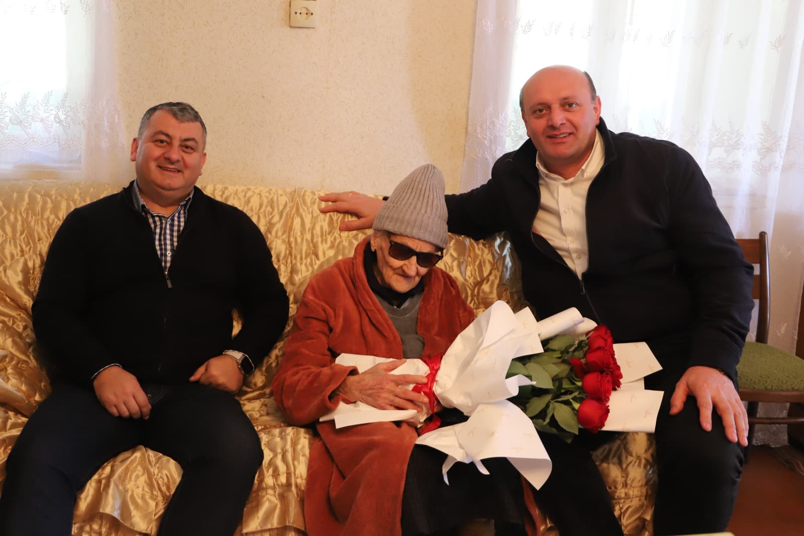 <p style="text-align: justify">თერჯოლის მუნიციპალიტეტის მერმა მანუჩარ რობაქიძემ, საკრებულოს თავმჯდომარე სოსო ჩაფიჩაძესთან ერთად, სოფელ ზედა საზანოში მცხოვრებ 101 წლის ჟენია ჩუბინიძეს დაბადების დღე მიულოცა.</p><p style="text-align: justify">მანუჩარ რობაქიძემ და სოსო ჩაფიჩაძემ იუბილარს ჯანმრთელობა და მხნეობა უსურვეს.</p><p style="text-align: justify">თერჯოლის მუნიციპალიტეტში 100 წელს გადაცილებული 3 მოქალაქე ცხოვრობს.</p>