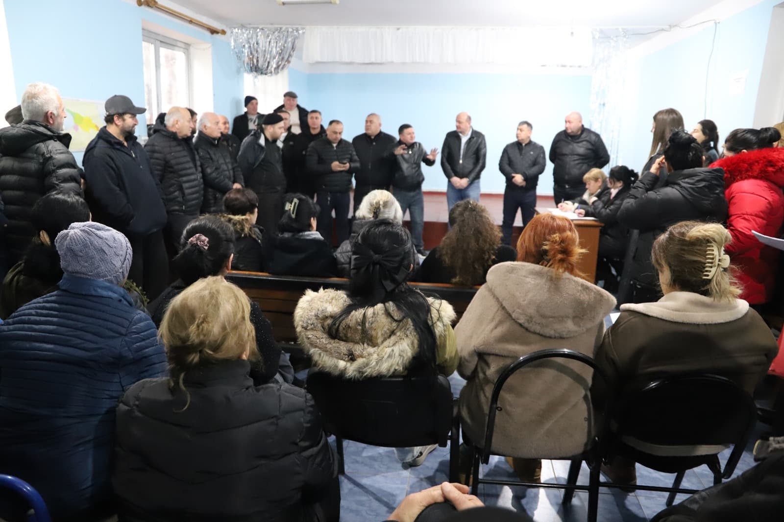 <p style="text-align: justify">თერჯოლაში "სოფლის მხარდაჭერის პროგრამის" ფარგლებში მოსახლეობასთან შეხვედრები დაიწყო.&nbsp;</p><p style="text-align: justify">9 თებერვალს, თერჯოლის მუნიციპალიტეტის მერმა მანუჩარ რობაქიძემ, საკრებულოს თავმჯდომარე სოსო ჩაფიჩაძეს და ადგილობრივი ხელისუფლების წარმომადგენლებთან ერთად შეხვედრა გამართეს გოდოგნის, კვახჭირის, ჭოგნარის, ქვ. სიმონეთის და ნახშირღლეს ადმინისტრაციულ ერთეულში შემავალი სოფლების მოსახლეობასთან.&nbsp;</p><p style="text-align: justify">აღნიშნულ შეხვედრებზე ადგილობრივმა მოსახლეობამ ხელისუფლების წარმომადგენლებს დაუსახელა ის პრიორიტეტული პროექტები, რომელთა განხორციელება მოხდება „სოფლის მხარდაჭერის პროგრამის" ფარგლებში გამოყოფილი 690 000 ლარით.</p>