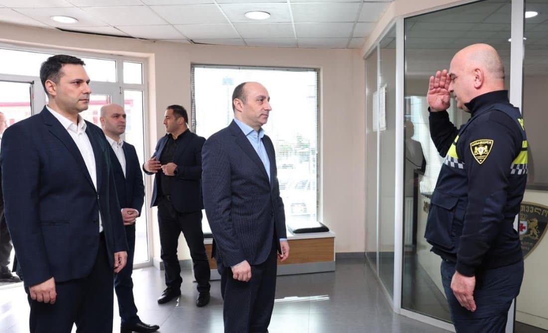 გეკა გელაძემ საპატრულო პოლიციის დეპარტამენტის სამეგრელო-ზემო სვანეთის მთავარი სამმართველოს თანამშრომლებს ახალი ხელმძღვანელი წარუდგინა