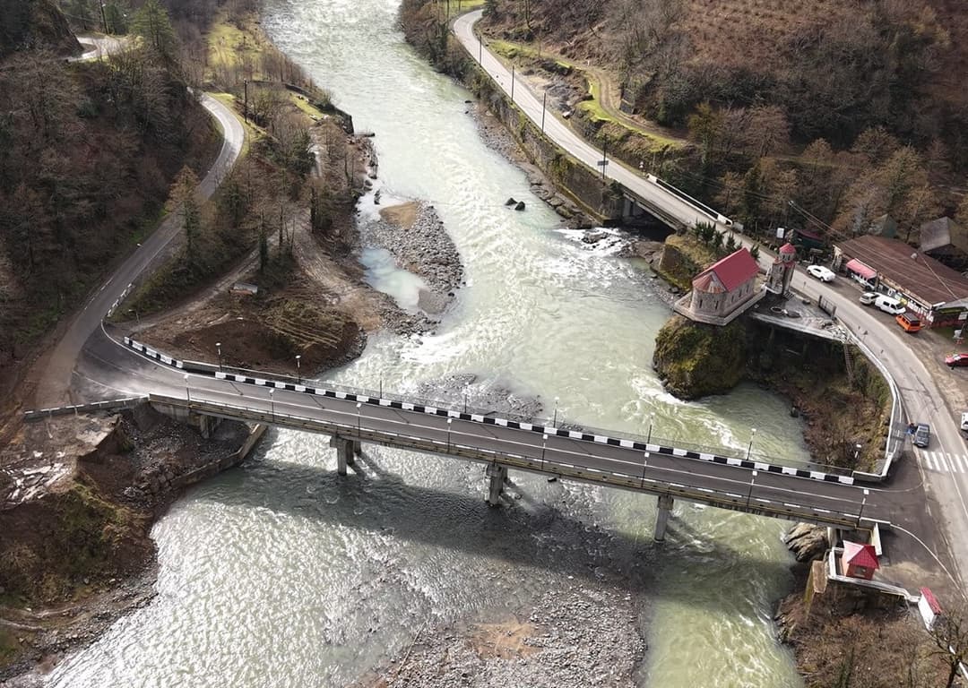 ქედის მუნიციპალიტეტში სოფელ ზვარესა და სოფელ ვაიოს დამაკავშირებელი ხიდის მშენებლობა დასრულდა