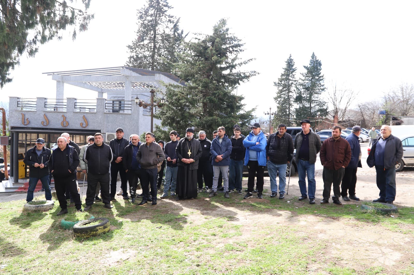 <p style="text-align: justify">სოფლის მხარდაჭერის პროგრამის ფარგლებში, დასაფინანსებელი პროექტების შერჩევის მიზნით, თერჯოლის მუნიციპალიტეტში მოსახლეობასთან შეხვედრები მიმდინარეობს.</p><p style="text-align: justify">თერჯოლის მუნიციპალიტეტის მერის მოადგილე ზვიად ბაზაძე, საკრებულოს თავმჯდომარის მოადგილე &nbsp;დავით გოგბერაშვილი, ადგილობრივი თვითმმართველობის წარმომადგენლებთან ერთად ღვანკითისა და ალისუბნის ადმინისტრაციული ერთეულების სოფლებში მოსახლეობას შეხვდნენ.</p><p style="text-align: justify">პრესსამსახურის ინფორმაციით, შეხვედრაზე განიხილეს ადგილზე არსებული გამოწვევები და საჭიროებები. მოსახლეობამ ხმათა უმრავლესობით მხარი შიდა სასოფლო გზების, გარე განათების, სანიაღვრე არხების მოწესრიგებას, მინი სტადიონის მოწყობასა და სკვერის შემოღობვას &nbsp;დაუჭირა.&nbsp;</p><p style="text-align: justify">თერჯოლის მუნიციპალიტეტისთვის, "სოფლის მხარდაჭერის პროგრამის“ ფარგლებში, ინფრასტრუქტურული პროექტების განსახორციელებლად გამოყოფილია 690 000 ლარი, რომელიც მოსახლეობის რაოდენობის შესაბამისად 45 სოფელზეა გადანაწილებული.</p>