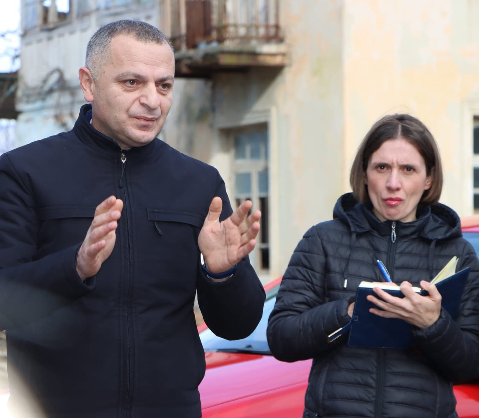 <p style="text-align: justify">წალენჯიხის მუნიციპალიტეტში "სოფლის მხარდაჭერის პროგრამით" დასაფინანსებელი პროექტების შერჩევის მიზნით დასახლებების საერთო კრებები და მოსახლეობასთან კონსულტაციები დაიწყო.</p><p style="text-align: justify">დღეს შეხვედრები ზღვაიას, ქვედა მაზანდარას, ზედა მაზანდარას, ლუღერა-სამცაცხვისა და ხვითერი საკალანდიოს ტერიტორიაზე გაიმართა.</p><p style="text-align: justify">შეხვედრებს წალენჯიხის მუნიციპალიტეტის მერი გუბა საჯაია, მერის პირველი მოადგილე ბესიკ ფარცვანია, საკრებულოს თავმჯდომარე ცოტნე შონია, საკრებულოს წევრები და სხვა შესაბამისი სამსახურების წარმომადგენლები ესწრებოდნენ.</p><p style="text-align: justify">2026 წელს მუნიციპალიტეტში, "სოფლის მხარდაჭერის პროგრამის“ ფარგლებში, საქართველოს რეგიონებში განსახორციელებელი პროექტების ფონდიდან 644 &nbsp;000 ლარი დაიხარჯება.</p><p style="text-align: justify">მოსახლეობამ ხმათა უმრავლესობით შემდეგი სახის პრიორიტეტები დაასახელა:</p><p style="text-align: justify">ზღვაიას დასახლებაში საკანალიზაციო სისტემების მოწყობა, დასასვენებელი სკვერის კეთილმოწყობა და საცხოვრებელი ბინის ფასადის რეაბილიტაცია.</p><p style="text-align: justify">ზედა-მაზანდარა: გაგარინის ქუჩაზე (სასაფლაოსთან &nbsp;მისასვლელი გზის) მოხრეშვა-მოშანდაკება, გარე-განათებების და სანიაღვრე არხების &nbsp;მოწყობა. გაგარინის პირველ შესახვევში (საარახამიოს უბანში) გზის მოხრეშვა სანიაღვრე არხის მოწყობით.</p><p style="text-align: justify">ქვედა-მაზანდარა: ბადრი შანავას ქუჩაზე გარე-განათებების მოწყობა სასაფლაოს მიმართულებით და ამავე ტერიტორიაზე საპირფარეშოს მოწყობა.</p><p style="text-align: justify">ლუღერა-სამცაცხვი: ფეხბურთის მოედანზე &nbsp;საფარის მოწყობა და წისქვილის რეაბილიტაცია.</p><p style="text-align: justify">ხვითერი-საკალანდიო: სკოლის მიმდებარე ტერიტორიაზე პარკინგის მოწყობა სააბულაძოს უბანში კი სანიაღვრე არხების მოწყობა.</p><p style="text-align: justify">საკონსულტაციო შეხვედრები 13 თებერვლიდან &nbsp;27 თებერვლის ჩათვლით მუნიციპალიტეტის ყველა ადმინისტრაციულ ერთეულში გაიმართება, შერჩეული პროექტები კი დასამტკიცებლად საკრებულოს წარედგინება.</p>