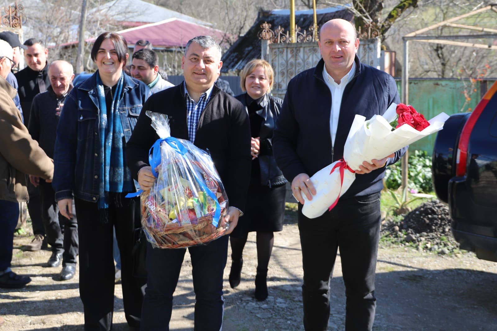 <p style="text-align: justify">თერჯოლის მუნიციპალიტეტის მერმა მანუჩარ რობაქიძემ, საკრებულოს თავმჯდომარე სოსო ჩაფიჩაძესთან ერთად, სოფელ ზედა საზანოში მცხოვრებ 101 წლის ჟენია ჩუბინიძეს დაბადების დღე მიულოცა.</p><p style="text-align: justify">მანუჩარ რობაქიძემ და სოსო ჩაფიჩაძემ იუბილარს ჯანმრთელობა და მხნეობა უსურვეს.</p><p style="text-align: justify">თერჯოლის მუნიციპალიტეტში 100 წელს გადაცილებული 3 მოქალაქე ცხოვრობს.</p>