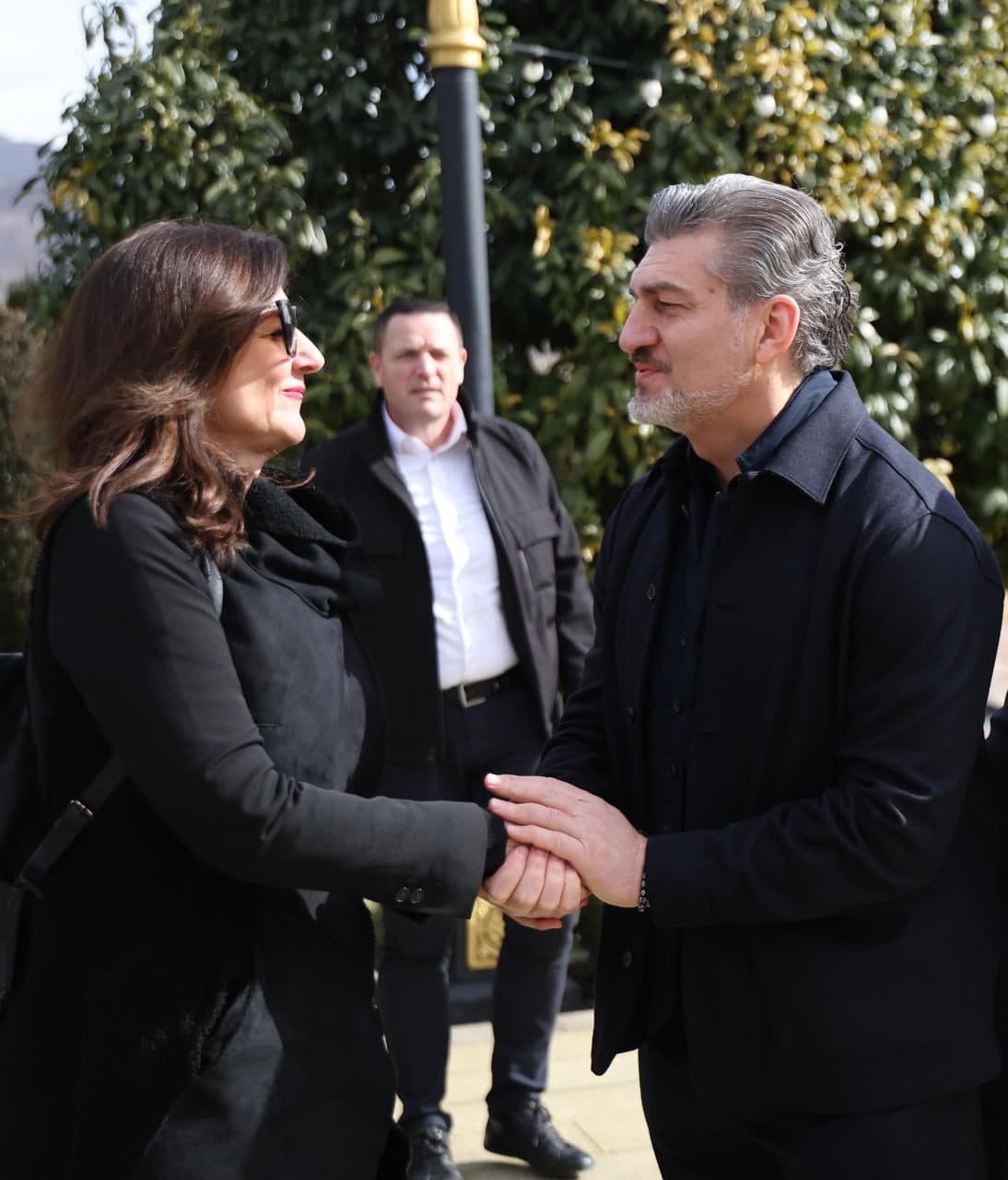 <p style="text-align: justify">ხორვატიის პრეზიდენტის ზორან მილანოვიჩის საქართველოში ვიზიტი დასრულდა.</p><p style="text-align: justify">პრეზიდენტი მიხეილ ყაველაშვილი ზორან მილანოვიჩს და მის მეუღლეს სტუმრობისთვის მადლობას უხდის.</p><p style="text-align: justify">"დღეს დასრულდა ხორვატიის რესპუბლიკის პრეზიდენტის ზორან მილანოვიჩისა და მისი მეუღლის, სანია მუსიჩ მილანოვიჩის ოფიციალური ვიზიტი საქართველოში. მე და ჩემი მეუღლე ბედნიერები ვართ ბატონი ზორანის და ქალბატონი სანიას გაცნობით და იმედს გამოვთქვამთ, რომ კიდევ არაერთხელ შევხვდებით ერთმანეთს და საშუალება გვექნება ხორვატიისა და საქართველოს ურთიერთთანამშრომლობა უმაღლეს დონეზე ავიყვანოთ.</p><p style="text-align: justify">დიდი მადლობა ჩემს კოლეგას და მის მეუღლეს სტუმრობისთვის და ჩვენი ქვეყნის დაფასებისთვის", - წერს ყაველაშვილი.</p>