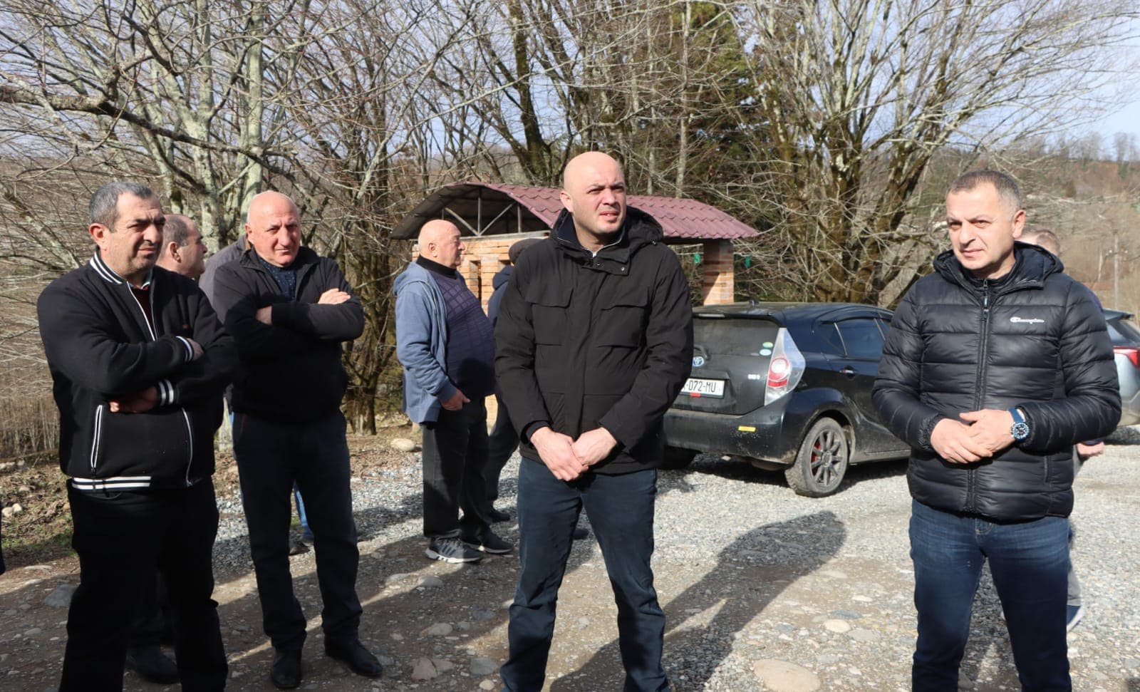 <p style="text-align: justify">წალენჯიხის მუნიციპალიტეტში "სოფლის მხარდაჭერის პროგრამით“ დასაფინანსებელი პროექტების შერჩევის მიზნით დასახლებების საერთო კრებები და მოსახლეობასთან კონსულტაციები გრძელდება.</p><p style="text-align: justify">შეხვედრები დღეს, 16 თებერვალს, სამესხიოს, ჯაღირასა და ობუჯის &nbsp;ტერიტორიაზე გაიმართა.</p><p style="text-align: justify">შეხვედრებს წალენჯიხის მუნიციპალიტეტის მერი გუბა საჯაია, მერის მოადგილეები - ბესიკ ფარცვანია, გიორგი კვარაცხელია, საკრებულოს თავმჯდომარე ცოტნე შონია, საკრებულოს თავმჯდომარის პირველი მოადგილე გივი კაჭარავა, საკრებულოს წევრები &nbsp;და სხვა შესაბამისი სამსახურების წარმომადგენლები ესწრებოდნენ.</p><p style="text-align: justify">2026 წელს, მუნიციპალიტეტში, "სოფლის მხარდაჭერის პროგრამის“ ფარგლებში, საქართველოს რეგიონებში განსახორციელებელი პროექტების ფონდიდან 644 &nbsp;000 ლარი დაიხარჯება.</p><p style="text-align: justify">მოსახლეობამ ხმათა უმრავლესობით შემდეგი სახის პრიორიტეტები დაასახელა: სოფელი &nbsp;სამესხიო: შიდა-საუბნო გზების მოხრეშვა-მოშანდაკება;</p><p style="text-align: justify">სოფელი ჯაღირა: შიდა-საუბნო გზაზე ბეტონის საფარის მოწყობა;</p><p style="text-align: justify">ობუჯი: სასაფლაოს ტერიტორიის შემოღობვა, სქურდილას უბანში გარე-განათებების მოწყობა.</p><p style="text-align: justify">შეხვედრაზე მუნიციპალიტეტის მერმა მოსახლეობის მიერ დასმულ შეკითხვებს უპასუხა და სამომავლო გეგმებზეც ისაუბრა.</p><p style="text-align: justify">საკონსულტაციო შეხვედრები 13 თებერვლიდან&nbsp;27 თებერვლის ჩათვლით მუნიციპალიტეტის ყველა ადმინისტრაციულ ერთეულში გაიმართება, შერჩეული პროექტები კი დასამტკიცებლად საკრებულოს წარედგინება.</p>