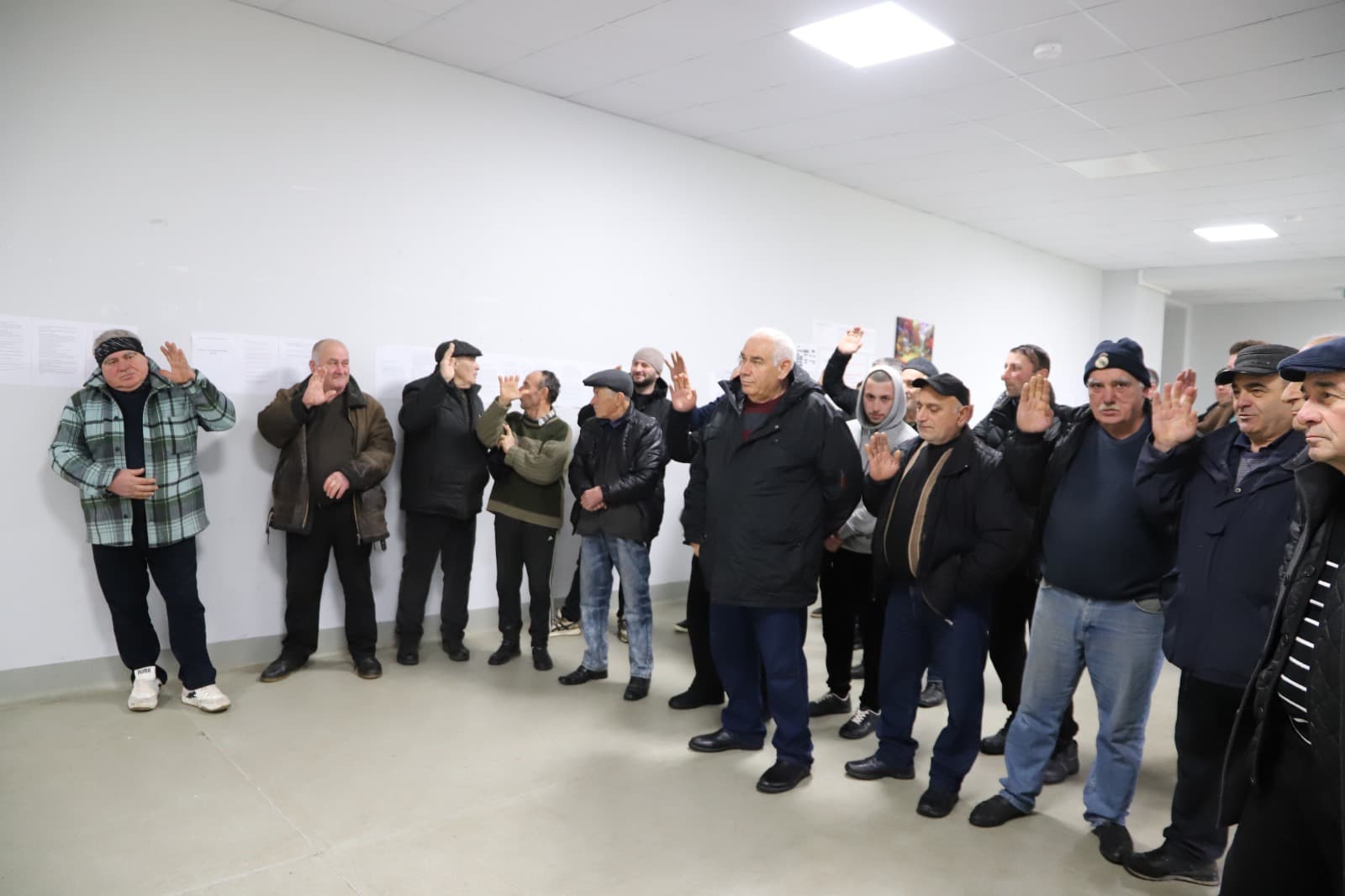 <p style="text-align: justify">თერჯოლაში "სოფლის მხარდაჭერის პროგრამის" ფარგლებში მოსახლეობასთან შეხვედრები დაიწყო.&nbsp;</p><p style="text-align: justify">9 თებერვალს, თერჯოლის მუნიციპალიტეტის მერმა მანუჩარ რობაქიძემ, საკრებულოს თავმჯდომარე სოსო ჩაფიჩაძეს და ადგილობრივი ხელისუფლების წარმომადგენლებთან ერთად შეხვედრა გამართეს გოდოგნის, კვახჭირის, ჭოგნარის, ქვ. სიმონეთის და ნახშირღლეს ადმინისტრაციულ ერთეულში შემავალი სოფლების მოსახლეობასთან.&nbsp;</p><p style="text-align: justify">აღნიშნულ შეხვედრებზე ადგილობრივმა მოსახლეობამ ხელისუფლების წარმომადგენლებს დაუსახელა ის პრიორიტეტული პროექტები, რომელთა განხორციელება მოხდება „სოფლის მხარდაჭერის პროგრამის" ფარგლებში გამოყოფილი 690 000 ლარით.</p>