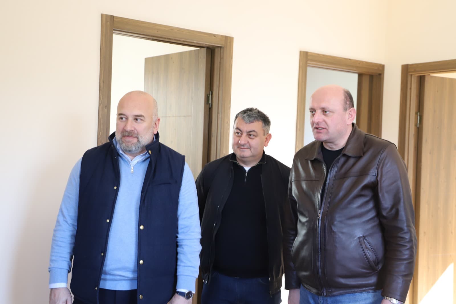 <p style="text-align: justify">თერჯოლაში, სახლდაზიანების პროგრამის ფარგლებში, მუნიციპალიტეტში მცხოვრებ 8 სოციალურად დაუცველ ოჯახს ახალი საცხოვრებელი სახლი გადაეცა.&nbsp;</p><p style="text-align: justify">მუნიციპალიტეტის მერიის ინფორმაციით, ოჯახებს ახალი სახლები მუნიციპალიტეტის მერმა მანუჩარ რობაქიძემ პარლამენტარ ზვიად შალამბერიძესთან და საკრებულოს თავმჯდომარე სოსო ჩაფიჩაძესთან ერთადგადასცა და ახალმოსახლეობა მიულოცა.&nbsp;</p><p style="text-align: justify">2025 წელს სოციალურად დაუცველი ოჯახების დახმარებისა და გაძლიერების მიზნით, აღნიშნული პროგრამის ფარგლებში ადგილობრივი ბიუჯეტიდან 400 000 ლარი იყო გამოყოფილი.</p><p style="text-align: justify">სოციალური პროგრამა, რომელიც თერჯოლის მუნიციპალიტეტში 2019 წლიდან ხორციელდება, ითვალისწინებს ინდივიდუალური სახლების მშენებლობას, ან შეძენას მძიმე საყოფაცხოვრებო პირობების მქონე სოციალურად დაუცველი პირებისთვის, რომელთა სახლები დაზიანების მასშტაბის გამო დემონტაჟს ექვემდებარება.</p><p style="text-align: justify">პროგრამის ამოქმედდებიდან დღემდე ახალი საცხოვრებელი სახლი უკვე 50 ოჯახს გადაეცა.&nbsp;</p><p style="text-align: justify">თერჯოლაში სახლდაზიანების პროგრამა გრძელდება და 2026 წლის ბოლოს, ახალ სახლს კიდევ 6 სოციალურად დაუცველი ოჯახი მიიღებს.</p>