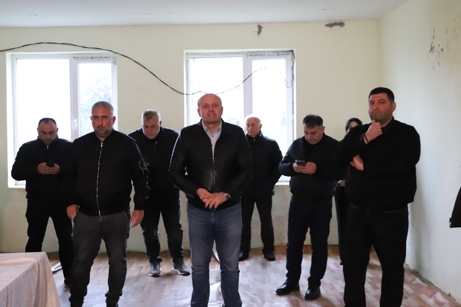 <p style="text-align: justify">თერჯოლაში "სოფლის მხარდაჭერის პროგრამის" ფარგლებში მოსახლეობასთან შეხვედრები დაიწყო.&nbsp;</p><p style="text-align: justify">9 თებერვალს, თერჯოლის მუნიციპალიტეტის მერმა მანუჩარ რობაქიძემ, საკრებულოს თავმჯდომარე სოსო ჩაფიჩაძეს და ადგილობრივი ხელისუფლების წარმომადგენლებთან ერთად შეხვედრა გამართეს გოდოგნის, კვახჭირის, ჭოგნარის, ქვ. სიმონეთის და ნახშირღლეს ადმინისტრაციულ ერთეულში შემავალი სოფლების მოსახლეობასთან.&nbsp;</p><p style="text-align: justify">აღნიშნულ შეხვედრებზე ადგილობრივმა მოსახლეობამ ხელისუფლების წარმომადგენლებს დაუსახელა ის პრიორიტეტული პროექტები, რომელთა განხორციელება მოხდება „სოფლის მხარდაჭერის პროგრამის" ფარგლებში გამოყოფილი 690 000 ლარით.</p>