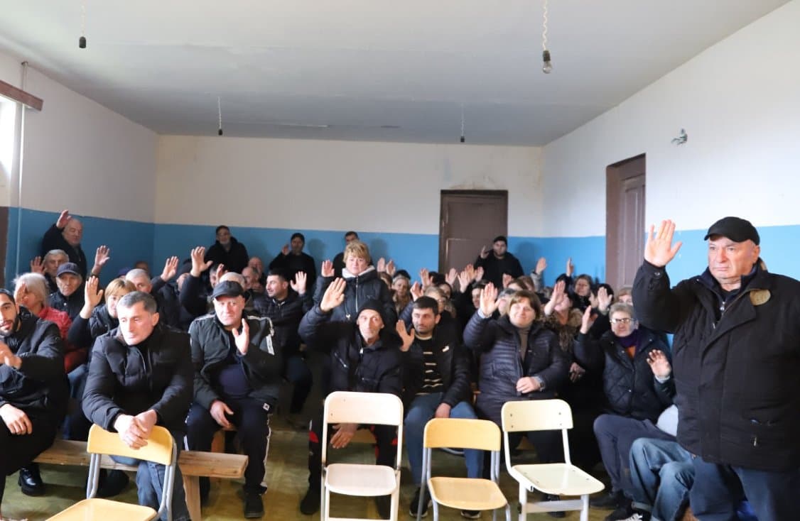 <p style="text-align: justify">თერჯოლაში "სოფლის მხარდაჭერის პროგრამის" ფარგლებში მოსახლეობასთან შეხვედრები გრძელდება.&nbsp;</p><p style="text-align: justify">10 თებერვალს, თერჯოლის მუნიციპალიტეტის მერმა მანუჩარ რობაქიძემ, საკრებულოს თავმჯდომარე სოსო ჩაფიჩაძეს და ადგილობრივი ხელისუფლების წარმომადგენლებთან ერთად შეხვედრა გამართა ბარდუბნის, ზედა სიმონეთის, ახალთერჯოლის, ეწრის და სიქთარვის ადმინისტრაციულ ერთეულში შემავალი სოფლების მოსახლეობასთან.&nbsp;</p><p style="text-align: justify">აღნიშნულ შეხვედრებზე ადგილობრივმა მოსახლეობამ ხელისუფლების წარმომადგენლებს დაუსახელა ის პრიორიტეტული პროექტები, რომელთა განხორციელება მოხდება "სოფლის მხარდაჭერის პროგრამის“ ფარგლებში გამოყოფილი 690 000 ლარით.&nbsp;</p><p style="text-align: justify">მოსახლეობის გადაწყვეტილებით, შეირჩა შემდეგი პრიორიტეტული პროექტები: საუბნო გზების, გარე განათების, სანიაღვრე სისტემის,მინი მოედნების მოწყობა-მოწესრიგება.</p><p style="text-align: justify">მუნიციპალიტეტში სოფლის კრებები და კონსულტაციები 13 თებერვალს &nbsp;დასრულდება.</p>