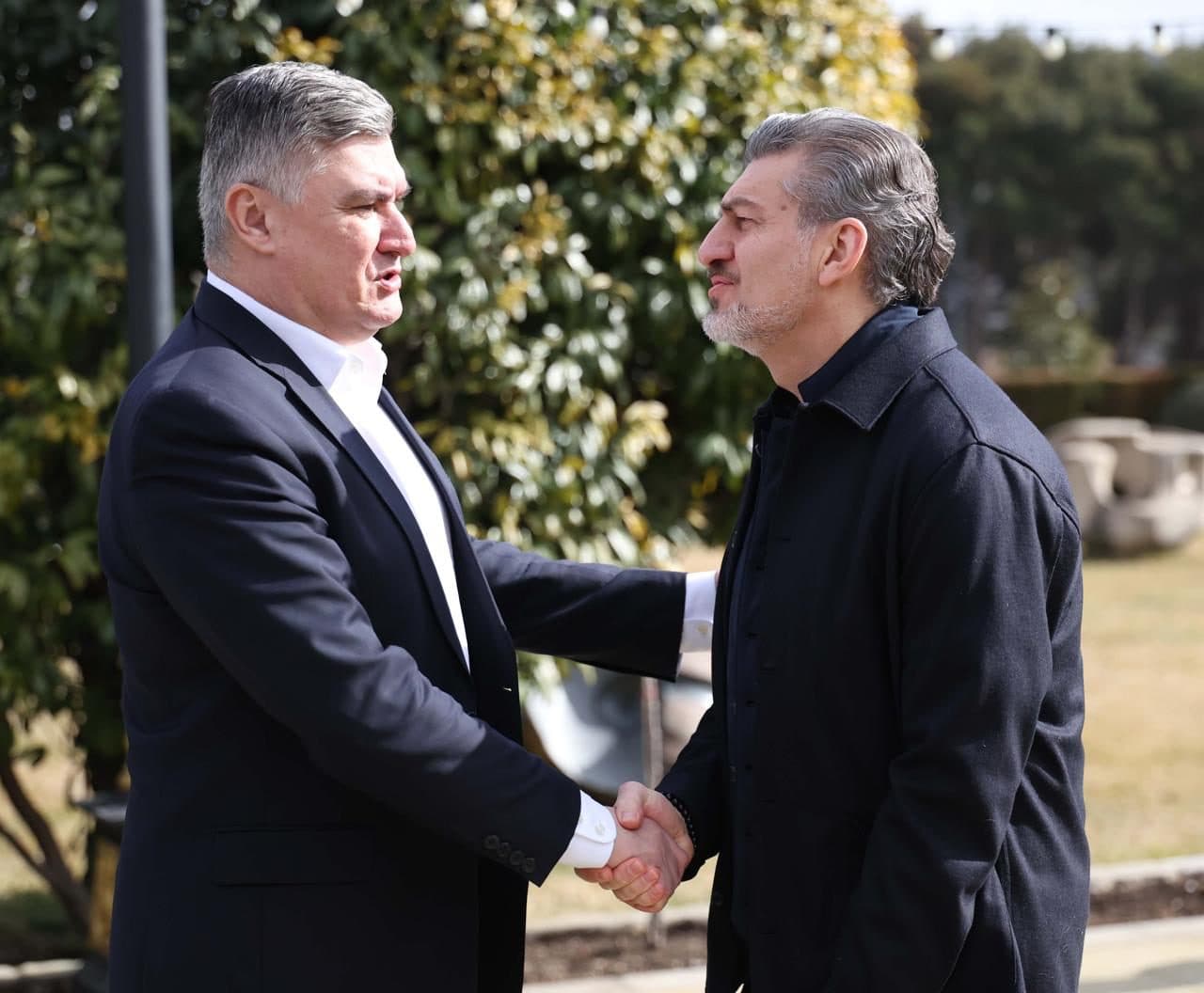 <p style="text-align: justify">ხორვატიის პრეზიდენტის ზორან მილანოვიჩის საქართველოში ვიზიტი დასრულდა.</p><p style="text-align: justify">პრეზიდენტი მიხეილ ყაველაშვილი ზორან მილანოვიჩს და მის მეუღლეს სტუმრობისთვის მადლობას უხდის.</p><p style="text-align: justify">"დღეს დასრულდა ხორვატიის რესპუბლიკის პრეზიდენტის ზორან მილანოვიჩისა და მისი მეუღლის, სანია მუსიჩ მილანოვიჩის ოფიციალური ვიზიტი საქართველოში. მე და ჩემი მეუღლე ბედნიერები ვართ ბატონი ზორანის და ქალბატონი სანიას გაცნობით და იმედს გამოვთქვამთ, რომ კიდევ არაერთხელ შევხვდებით ერთმანეთს და საშუალება გვექნება ხორვატიისა და საქართველოს ურთიერთთანამშრომლობა უმაღლეს დონეზე ავიყვანოთ.</p><p style="text-align: justify">დიდი მადლობა ჩემს კოლეგას და მის მეუღლეს სტუმრობისთვის და ჩვენი ქვეყნის დაფასებისთვის", - წერს ყაველაშვილი.</p>