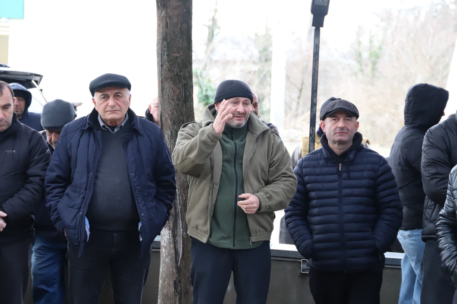 <p style="text-align: justify">თერჯოლის მუნიციპალიტეტში "სოფლის მხარდაჭერის პროგრამის" ფარგლებში მოსახლეობასთან შეხვედრები დასრულდა.&nbsp;</p><p style="text-align: justify">მუნიციპალიტეტის მერმა მანუჩარ რობაქიძემ, საკრებულოს თავმჯდომარემ სოსო ჩაფიჩაძემ სოფელ ძევრის, გოგნის და ჩხარის &nbsp;მოსახლეობასთან დასკვნითი კონსულტაციები გამართეს.</p><p style="text-align: justify">პრესსამსახურის ინფორმაციით, შეხვედრებზე რამდენიმე პრიორიტეტული მიმართულება დასახელდა,მათ შორის შიდა საუბნო გზების რეაბილიტაცია, სანიაღვრე არხების ,გარე განათებების, სველი წერტილების და &nbsp;სკვერის მოწესრიგება.&nbsp;</p><p style="text-align: justify">მოსახლეობასთან შეხვედრებს თერჯოლის მუნიციპალიტეტის მერისა და საკრებულოს თავმჯდომარის მოადგილეები, საკრებულოს მაჟორიტარი წევრები და ადგილობრივი თვითმმართველობის წარმომადგენლები ესწრებოდნენ.</p>