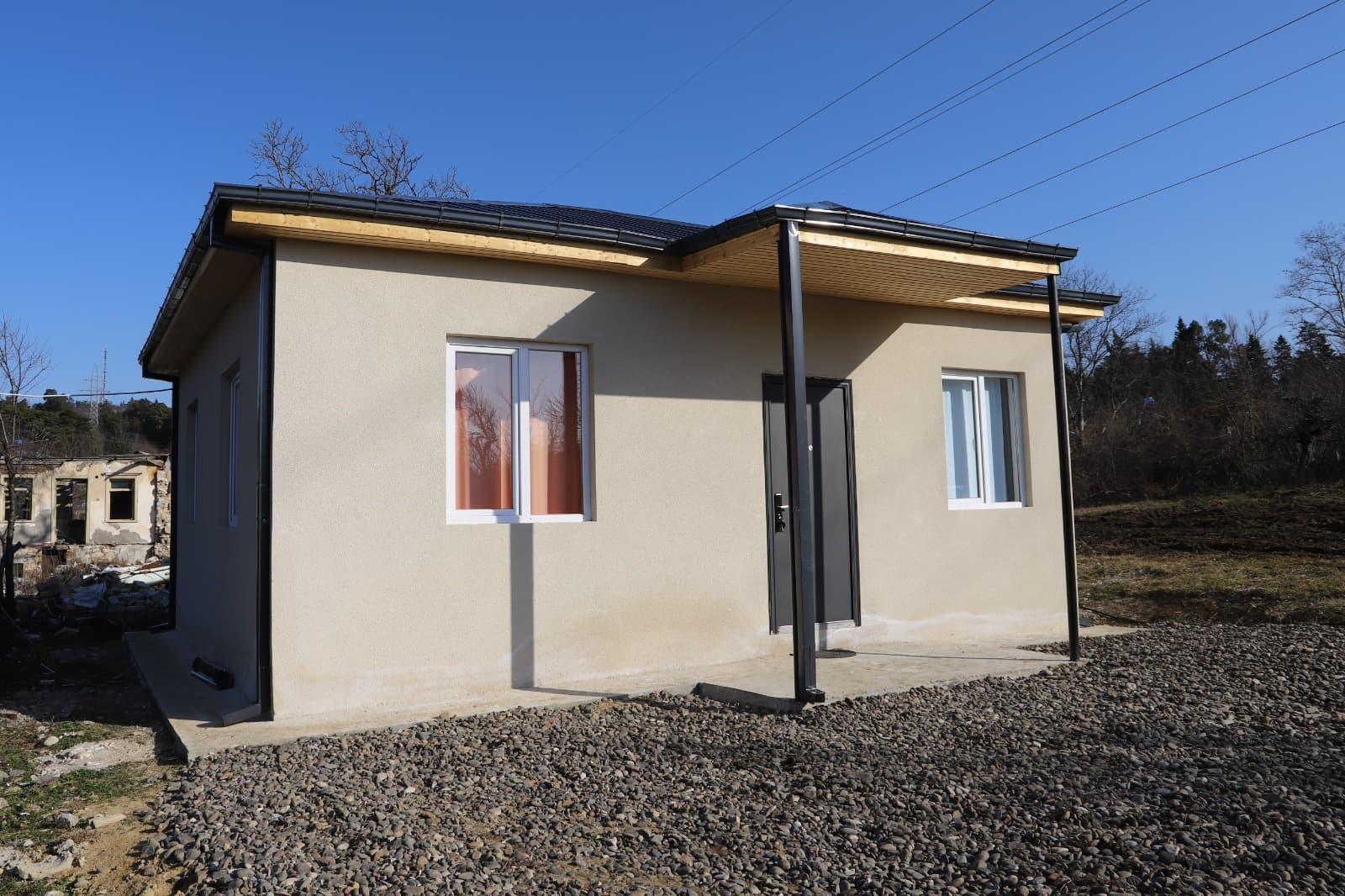 <p style="text-align: justify">თერჯოლაში, სახლდაზიანების პროგრამის ფარგლებში, მუნიციპალიტეტში მცხოვრებ 8 სოციალურად დაუცველ ოჯახს ახალი საცხოვრებელი სახლი გადაეცა.&nbsp;</p><p style="text-align: justify">მუნიციპალიტეტის მერიის ინფორმაციით, ოჯახებს ახალი სახლები მუნიციპალიტეტის მერმა მანუჩარ რობაქიძემ პარლამენტარ ზვიად შალამბერიძესთან და საკრებულოს თავმჯდომარე სოსო ჩაფიჩაძესთან ერთადგადასცა და ახალმოსახლეობა მიულოცა.&nbsp;</p><p style="text-align: justify">2025 წელს სოციალურად დაუცველი ოჯახების დახმარებისა და გაძლიერების მიზნით, აღნიშნული პროგრამის ფარგლებში ადგილობრივი ბიუჯეტიდან 400 000 ლარი იყო გამოყოფილი.</p><p style="text-align: justify">სოციალური პროგრამა, რომელიც თერჯოლის მუნიციპალიტეტში 2019 წლიდან ხორციელდება, ითვალისწინებს ინდივიდუალური სახლების მშენებლობას, ან შეძენას მძიმე საყოფაცხოვრებო პირობების მქონე სოციალურად დაუცველი პირებისთვის, რომელთა სახლები დაზიანების მასშტაბის გამო დემონტაჟს ექვემდებარება.</p><p style="text-align: justify">პროგრამის ამოქმედდებიდან დღემდე ახალი საცხოვრებელი სახლი უკვე 50 ოჯახს გადაეცა.&nbsp;</p><p style="text-align: justify">თერჯოლაში სახლდაზიანების პროგრამა გრძელდება და 2026 წლის ბოლოს, ახალ სახლს კიდევ 6 სოციალურად დაუცველი ოჯახი მიიღებს.</p>