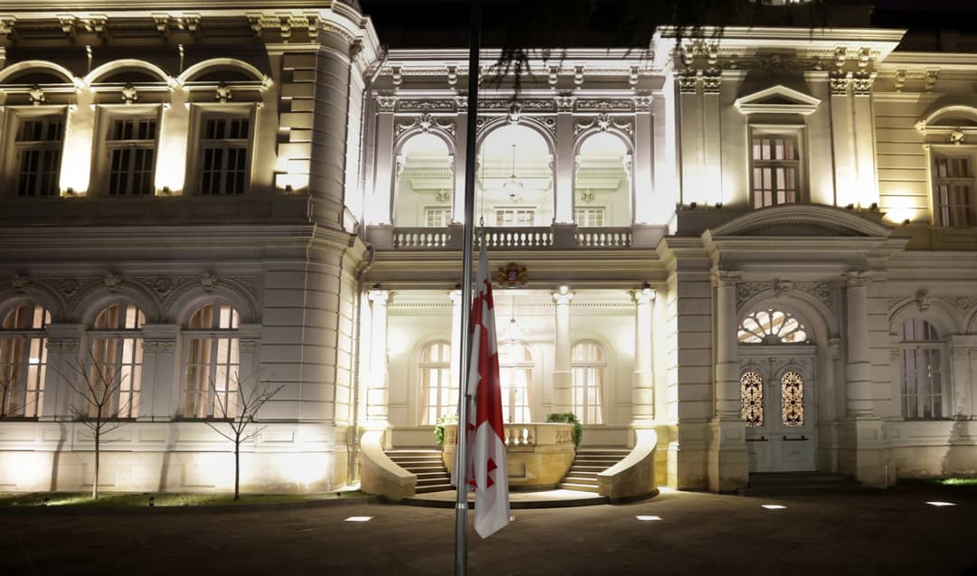 საბჭოთა ოკუპაციის დღესთან დაკავშირებით პრეზიდენტის სასახლეზე სახელმწიფო დროშა დაეშვა