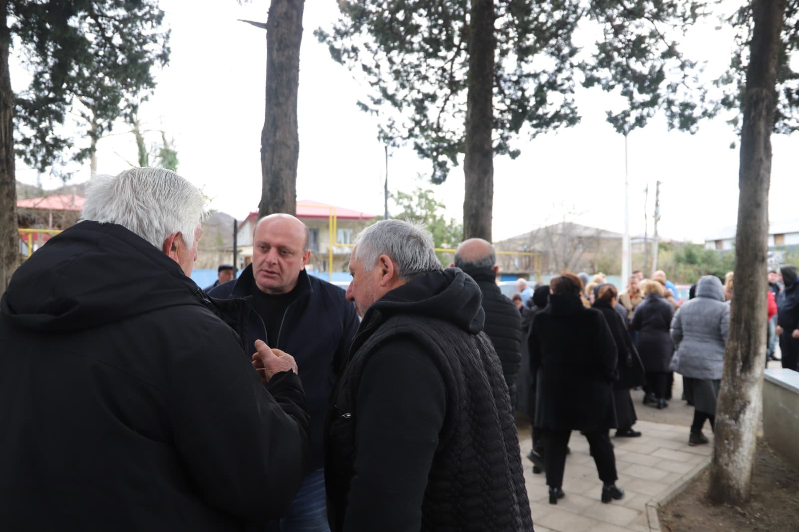 <p style="text-align: justify">თერჯოლის მუნიციპალიტეტში "სოფლის მხარდაჭერის პროგრამის" ფარგლებში მოსახლეობასთან შეხვედრები დასრულდა.&nbsp;</p><p style="text-align: justify">მუნიციპალიტეტის მერმა მანუჩარ რობაქიძემ, საკრებულოს თავმჯდომარემ სოსო ჩაფიჩაძემ სოფელ ძევრის, გოგნის და ჩხარის &nbsp;მოსახლეობასთან დასკვნითი კონსულტაციები გამართეს.</p><p style="text-align: justify">პრესსამსახურის ინფორმაციით, შეხვედრებზე რამდენიმე პრიორიტეტული მიმართულება დასახელდა,მათ შორის შიდა საუბნო გზების რეაბილიტაცია, სანიაღვრე არხების ,გარე განათებების, სველი წერტილების და &nbsp;სკვერის მოწესრიგება.&nbsp;</p><p style="text-align: justify">მოსახლეობასთან შეხვედრებს თერჯოლის მუნიციპალიტეტის მერისა და საკრებულოს თავმჯდომარის მოადგილეები, საკრებულოს მაჟორიტარი წევრები და ადგილობრივი თვითმმართველობის წარმომადგენლები ესწრებოდნენ.</p>