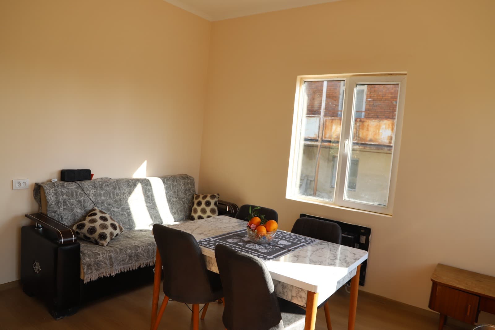 <p style="text-align: justify">თერჯოლაში, სახლდაზიანების პროგრამის ფარგლებში, მუნიციპალიტეტში მცხოვრებ 8 სოციალურად დაუცველ ოჯახს ახალი საცხოვრებელი სახლი გადაეცა.&nbsp;</p><p style="text-align: justify">მუნიციპალიტეტის მერიის ინფორმაციით, ოჯახებს ახალი სახლები მუნიციპალიტეტის მერმა მანუჩარ რობაქიძემ პარლამენტარ ზვიად შალამბერიძესთან და საკრებულოს თავმჯდომარე სოსო ჩაფიჩაძესთან ერთადგადასცა და ახალმოსახლეობა მიულოცა.&nbsp;</p><p style="text-align: justify">2025 წელს სოციალურად დაუცველი ოჯახების დახმარებისა და გაძლიერების მიზნით, აღნიშნული პროგრამის ფარგლებში ადგილობრივი ბიუჯეტიდან 400 000 ლარი იყო გამოყოფილი.</p><p style="text-align: justify">სოციალური პროგრამა, რომელიც თერჯოლის მუნიციპალიტეტში 2019 წლიდან ხორციელდება, ითვალისწინებს ინდივიდუალური სახლების მშენებლობას, ან შეძენას მძიმე საყოფაცხოვრებო პირობების მქონე სოციალურად დაუცველი პირებისთვის, რომელთა სახლები დაზიანების მასშტაბის გამო დემონტაჟს ექვემდებარება.</p><p style="text-align: justify">პროგრამის ამოქმედდებიდან დღემდე ახალი საცხოვრებელი სახლი უკვე 50 ოჯახს გადაეცა.&nbsp;</p><p style="text-align: justify">თერჯოლაში სახლდაზიანების პროგრამა გრძელდება და 2026 წლის ბოლოს, ახალ სახლს კიდევ 6 სოციალურად დაუცველი ოჯახი მიიღებს.</p>