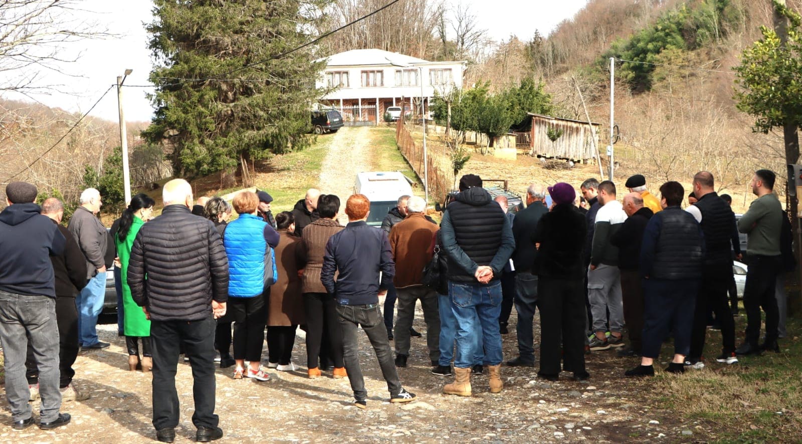 <p style="text-align: justify">წალენჯიხის მუნიციპალიტეტში "სოფლის მხარდაჭერის პროგრამით“ დასაფინანსებელი პროექტების შერჩევის მიზნით დასახლებების საერთო კრებები და მოსახლეობასთან კონსულტაციები გრძელდება.</p><p style="text-align: justify">შეხვედრები დღეს, 16 თებერვალს, სამესხიოს, ჯაღირასა და ობუჯის &nbsp;ტერიტორიაზე გაიმართა.</p><p style="text-align: justify">შეხვედრებს წალენჯიხის მუნიციპალიტეტის მერი გუბა საჯაია, მერის მოადგილეები - ბესიკ ფარცვანია, გიორგი კვარაცხელია, საკრებულოს თავმჯდომარე ცოტნე შონია, საკრებულოს თავმჯდომარის პირველი მოადგილე გივი კაჭარავა, საკრებულოს წევრები &nbsp;და სხვა შესაბამისი სამსახურების წარმომადგენლები ესწრებოდნენ.</p><p style="text-align: justify">2026 წელს, მუნიციპალიტეტში, "სოფლის მხარდაჭერის პროგრამის“ ფარგლებში, საქართველოს რეგიონებში განსახორციელებელი პროექტების ფონდიდან 644 &nbsp;000 ლარი დაიხარჯება.</p><p style="text-align: justify">მოსახლეობამ ხმათა უმრავლესობით შემდეგი სახის პრიორიტეტები დაასახელა: სოფელი &nbsp;სამესხიო: შიდა-საუბნო გზების მოხრეშვა-მოშანდაკება;</p><p style="text-align: justify">სოფელი ჯაღირა: შიდა-საუბნო გზაზე ბეტონის საფარის მოწყობა;</p><p style="text-align: justify">ობუჯი: სასაფლაოს ტერიტორიის შემოღობვა, სქურდილას უბანში გარე-განათებების მოწყობა.</p><p style="text-align: justify">შეხვედრაზე მუნიციპალიტეტის მერმა მოსახლეობის მიერ დასმულ შეკითხვებს უპასუხა და სამომავლო გეგმებზეც ისაუბრა.</p><p style="text-align: justify">საკონსულტაციო შეხვედრები 13 თებერვლიდან&nbsp;27 თებერვლის ჩათვლით მუნიციპალიტეტის ყველა ადმინისტრაციულ ერთეულში გაიმართება, შერჩეული პროექტები კი დასამტკიცებლად საკრებულოს წარედგინება.</p>