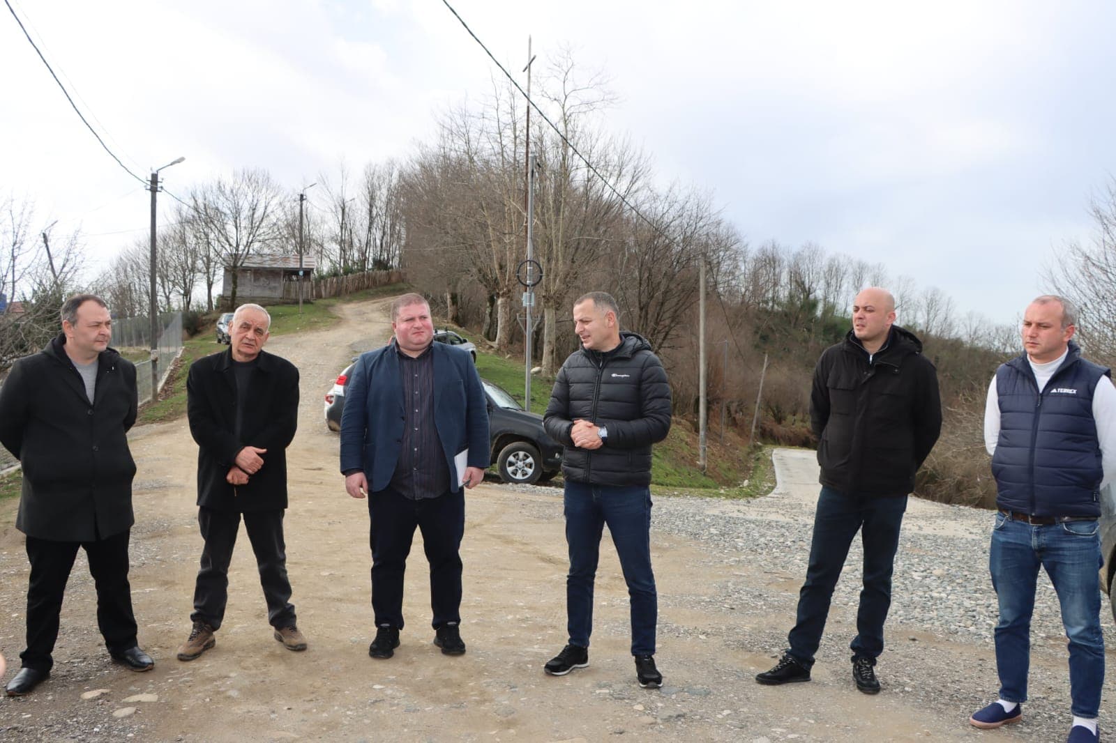 <p style="text-align: justify">წალენჯიხის მუნიციპალიტეტში "სოფლის მხარდაჭერის პროგრამით“ დასაფინანსებელი პროექტების შერჩევის მიზნით დასახლებების საერთო კრებები და მოსახლეობასთან კონსულტაციები გრძელდება.</p><p style="text-align: justify">შეხვედრები დღეს, 16 თებერვალს, სამესხიოს, ჯაღირასა და ობუჯის &nbsp;ტერიტორიაზე გაიმართა.</p><p style="text-align: justify">შეხვედრებს წალენჯიხის მუნიციპალიტეტის მერი გუბა საჯაია, მერის მოადგილეები - ბესიკ ფარცვანია, გიორგი კვარაცხელია, საკრებულოს თავმჯდომარე ცოტნე შონია, საკრებულოს თავმჯდომარის პირველი მოადგილე გივი კაჭარავა, საკრებულოს წევრები &nbsp;და სხვა შესაბამისი სამსახურების წარმომადგენლები ესწრებოდნენ.</p><p style="text-align: justify">2026 წელს, მუნიციპალიტეტში, "სოფლის მხარდაჭერის პროგრამის“ ფარგლებში, საქართველოს რეგიონებში განსახორციელებელი პროექტების ფონდიდან 644 &nbsp;000 ლარი დაიხარჯება.</p><p style="text-align: justify">მოსახლეობამ ხმათა უმრავლესობით შემდეგი სახის პრიორიტეტები დაასახელა: სოფელი &nbsp;სამესხიო: შიდა-საუბნო გზების მოხრეშვა-მოშანდაკება;</p><p style="text-align: justify">სოფელი ჯაღირა: შიდა-საუბნო გზაზე ბეტონის საფარის მოწყობა;</p><p style="text-align: justify">ობუჯი: სასაფლაოს ტერიტორიის შემოღობვა, სქურდილას უბანში გარე-განათებების მოწყობა.</p><p style="text-align: justify">შეხვედრაზე მუნიციპალიტეტის მერმა მოსახლეობის მიერ დასმულ შეკითხვებს უპასუხა და სამომავლო გეგმებზეც ისაუბრა.</p><p style="text-align: justify">საკონსულტაციო შეხვედრები 13 თებერვლიდან&nbsp;27 თებერვლის ჩათვლით მუნიციპალიტეტის ყველა ადმინისტრაციულ ერთეულში გაიმართება, შერჩეული პროექტები კი დასამტკიცებლად საკრებულოს წარედგინება.</p>