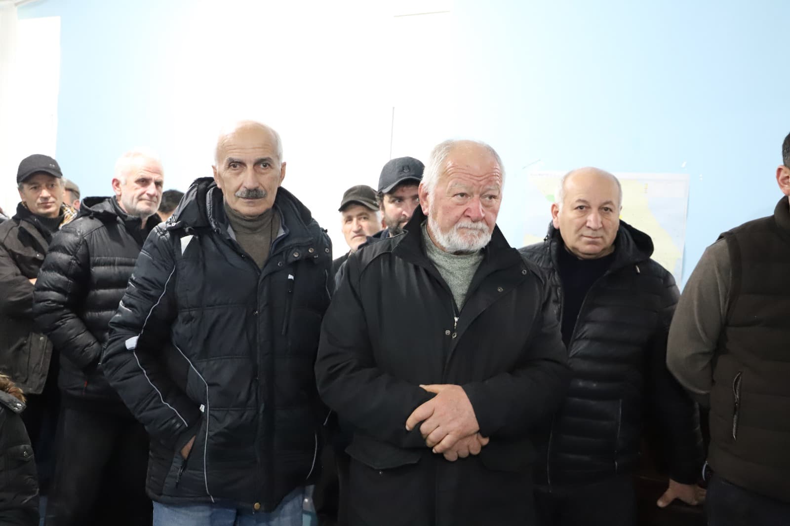 <p style="text-align: justify">თერჯოლაში "სოფლის მხარდაჭერის პროგრამის" ფარგლებში მოსახლეობასთან შეხვედრები დაიწყო.&nbsp;</p><p style="text-align: justify">9 თებერვალს, თერჯოლის მუნიციპალიტეტის მერმა მანუჩარ რობაქიძემ, საკრებულოს თავმჯდომარე სოსო ჩაფიჩაძეს და ადგილობრივი ხელისუფლების წარმომადგენლებთან ერთად შეხვედრა გამართეს გოდოგნის, კვახჭირის, ჭოგნარის, ქვ. სიმონეთის და ნახშირღლეს ადმინისტრაციულ ერთეულში შემავალი სოფლების მოსახლეობასთან.&nbsp;</p><p style="text-align: justify">აღნიშნულ შეხვედრებზე ადგილობრივმა მოსახლეობამ ხელისუფლების წარმომადგენლებს დაუსახელა ის პრიორიტეტული პროექტები, რომელთა განხორციელება მოხდება „სოფლის მხარდაჭერის პროგრამის" ფარგლებში გამოყოფილი 690 000 ლარით.</p>