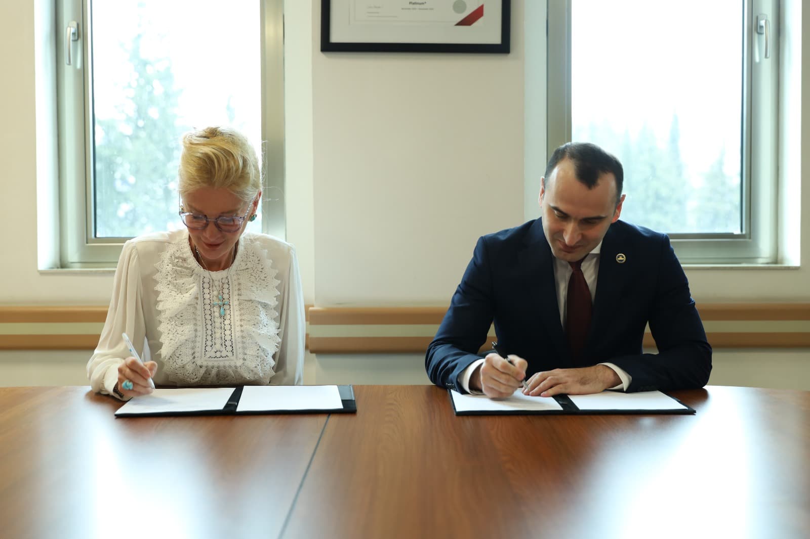 Frontnews image description