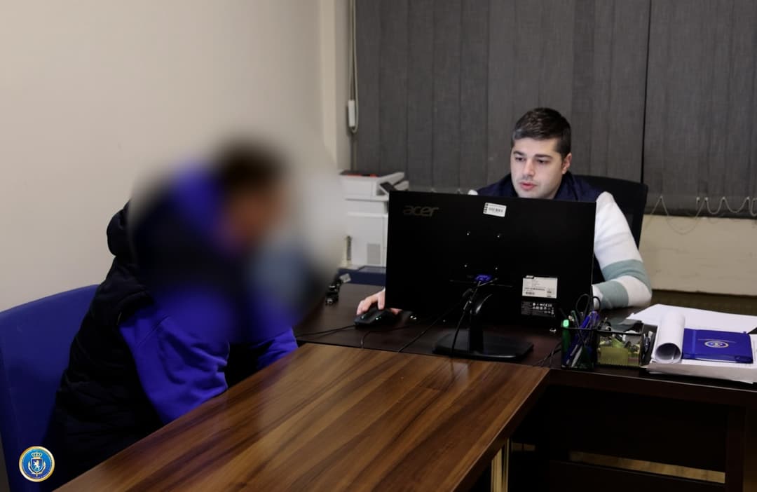 კომერციული მოსყიდვის და ყალბი დოკუმენტების დამზადება-გასაღების ფაქტზე ორი პირი დააკავეს