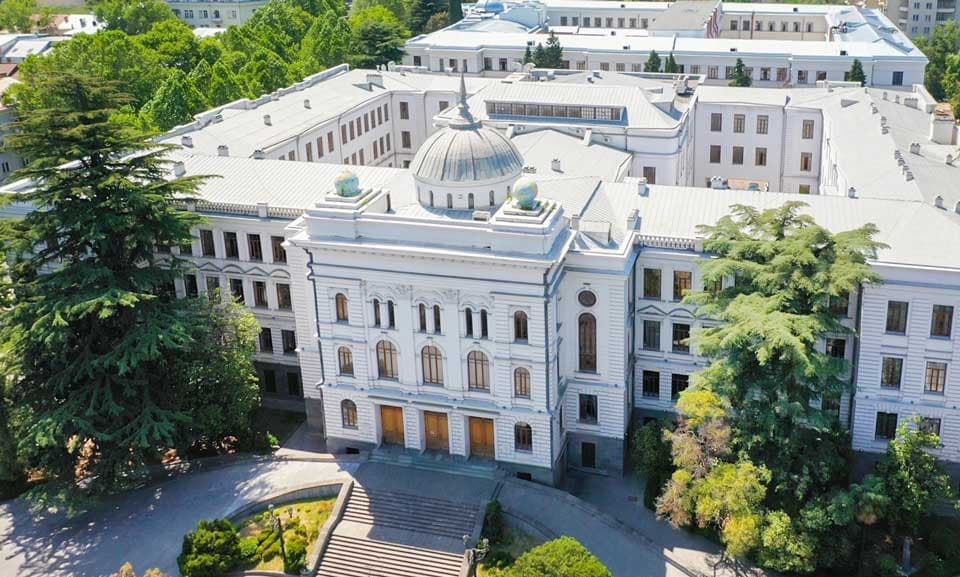 "შეჩერდეს უნივერსიტეტის სტატუსსა და სტრუქტურასთან დაკავშირებული ნებისმიერი ნაჩქარევი ცვლილება, დაიწყოს კონსულტაციები აკადემიურ საზოგადოებასთან"