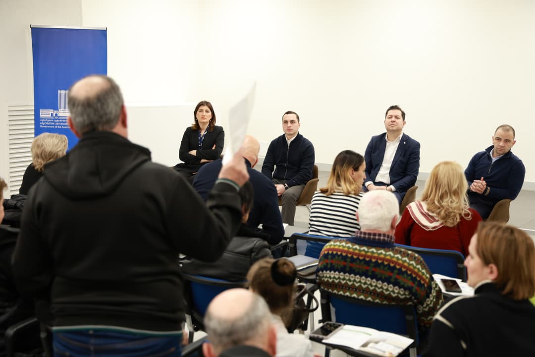 Abkhazia Gov’t head meets displaced residents in western Georgia 