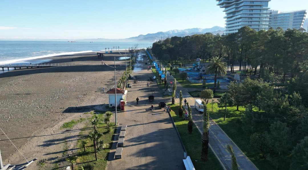 ბათუმის ბულვარის სანაპირო ზოლის დასუფთავება დილიდან მიმდინარეობს