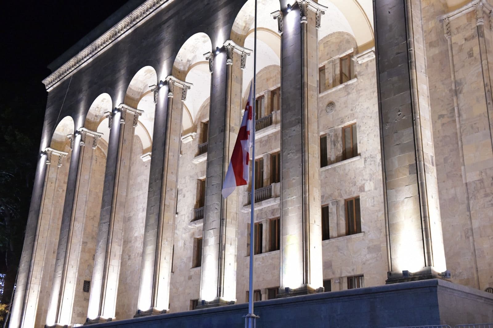 საბჭოთა ოკუპაციის დღესთან დაკავშირებით, პარლამენტის სასახლეზე სახელმწიფო დროშა დაეშვა