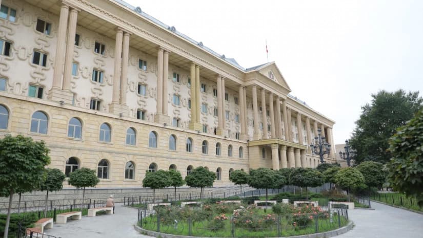 მოსამართლემ 4 ოქტომბრის საქმეზე ადვოკატები პროცესიდან გააძევა, ბრალდებულებმა კი სხდომათა დარბაზი პროტესტის ნიშნად დატოვეს