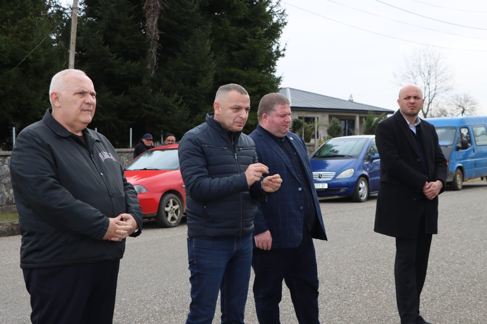 <p style="text-align: justify">წალენჯიხის მუნიციპალიტეტში "სოფლის მხარდაჭერის პროგრამით“ დასაფინანსებელი პროექტების შერჩევის მიზნით დასახლებების საერთო კრებები და მოსახლეობასთან კონსულტაციები გრძელდება.</p><p style="text-align: justify">შეხვედრები დღეს,18 &nbsp;თებერვალს, ნაკიფუს ადმინისტრაციულ ერთეულში გაიმართა.</p><p style="text-align: justify">შეხვედრებს სამეგრელო-ზემო სვანეთის სახელმწიფო რწმუნებული დავით ვერავა, წალენჯიხის მუნიციპალიტეტის მერი გუბა საჯაია, მერის პირველი მოადგილე - ბესიკ ფარცვანია, საკრებულოს თავმჯდომარე ცოტნე შონია, საკრებულოს თავმჯდომარის მოადგილეები &nbsp;გივი კაჭარავა და &nbsp;ბაკურ სონგულია, საკრებულოს წევრები &nbsp;და სხვა შესაბამისი სამსახურების წარმომადგენლები ესწრებოდნენ.</p><p style="text-align: justify">2026 წელს, მუნიციპალიტეტში, "სოფლის მხარდაჭერის პროგრამის“ ფარგლებში, საქართველოს რეგიონებში განსახორციელებელი პროექტების ფონდიდან 644 &nbsp;000 ლარი დაიხარჯება.</p><p style="text-align: justify">მოსახლეობამ ხმათა უმრავლესობით უბნების მიხედვით შიდა-საუბნო გზების მოხრეშვა-მოშანდაკება, გარე-განათებების მოწყობა,წისქვილის რეაბილიტაცია და სანიაღვრე არხების მოწყობა დაასახელა.</p><p style="text-align: justify">შეხვედრაზე ხელმძღვანელმა პირებმა მოსახლეობის მიერ დასმულ შეკითხვებს უპასუხეს &nbsp;და სამომავლო გეგმებზე ისაუბრეს.</p><p style="text-align: justify">მოსახლეობასთან შეხვედრები გაიმართა ასევე მიქავას ადმინისტრაციულ ერთეულში, სადაც პრიორიტეტებად საფეხბურთო მოედნის მოწყობა, სასმელი წყლის ავზის შეძენა, შიდა-საუბნო გზების მოხრეშვა-მოშანდაკება, გარე-განათებების მოწყობა &nbsp;და საბავშვო ბაღისთვის გაზქურის შეძენა დასახელდა.</p><p style="text-align: justify">საკონსულტაციო შეხვედრები 13 თებერვლიდან 27 თებერვლის ჩათვლით მუნიციპალიტეტის ყველა ადმინისტრაციულ ერთეულში გაიმართება, შერჩეული პროექტები კი დასამტკიცებლად საკრებულოს წარედგინება.</p>