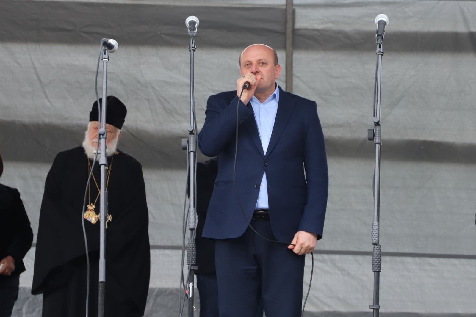 <p style="text-align: justify">თერჯოლის მუნიციპალიტეტის მერმა მანუჩარ რობაქიძემ, საკრებულოს თავმჯდომარე &nbsp;სოსო ჩაფიჩაძესთან ერთად, სოფელ ჩხარში დედის ძეგლი ყვავილებით შეამკო და 3 მარტისადმი მიძღვნილ ღონისძიებას დაესწრო. &nbsp;</p><p style="text-align: justify">თერჯოლის მერიის განათლების, კულტურის, სპორტის და ახალგაზრდულ საქმეთა სამსახურის ორგანიზებით, დედის დღესთან დაკავშირებით მრავალფეროვანი აქტივობები მოეწყო: დედის ძეგლის მიმდებარედ მოლბერტებზე განთავსებული იყო სამხატვრო სკოლის მოსწავლეთა თემატური ნამუშევრები და &nbsp;ადგილობრივი ხალხური რეწვის ოსტატების ნამუშევრების გამოფენა-გაყიდვა.&nbsp;</p><p style="text-align: justify">ჩხარის ცენტრში, ადგილობრივი შემოქმედებითი ანსამბლების ჩართულობით გაიმართა, დედის დღისადმი მიძღვნილი საზეიმო კონცერტი სახელწოდებით "ჩამჭიდე ხელი“.</p><p style="text-align: justify">ღონისძიებას ჩხარის მცხოვრებლებთან ერთად, ადგილობრივი ხელისუფლების წარმომადგენლები, სასულიერო პირები და მოწვეული სტუმრები დაესწრნენ.</p>