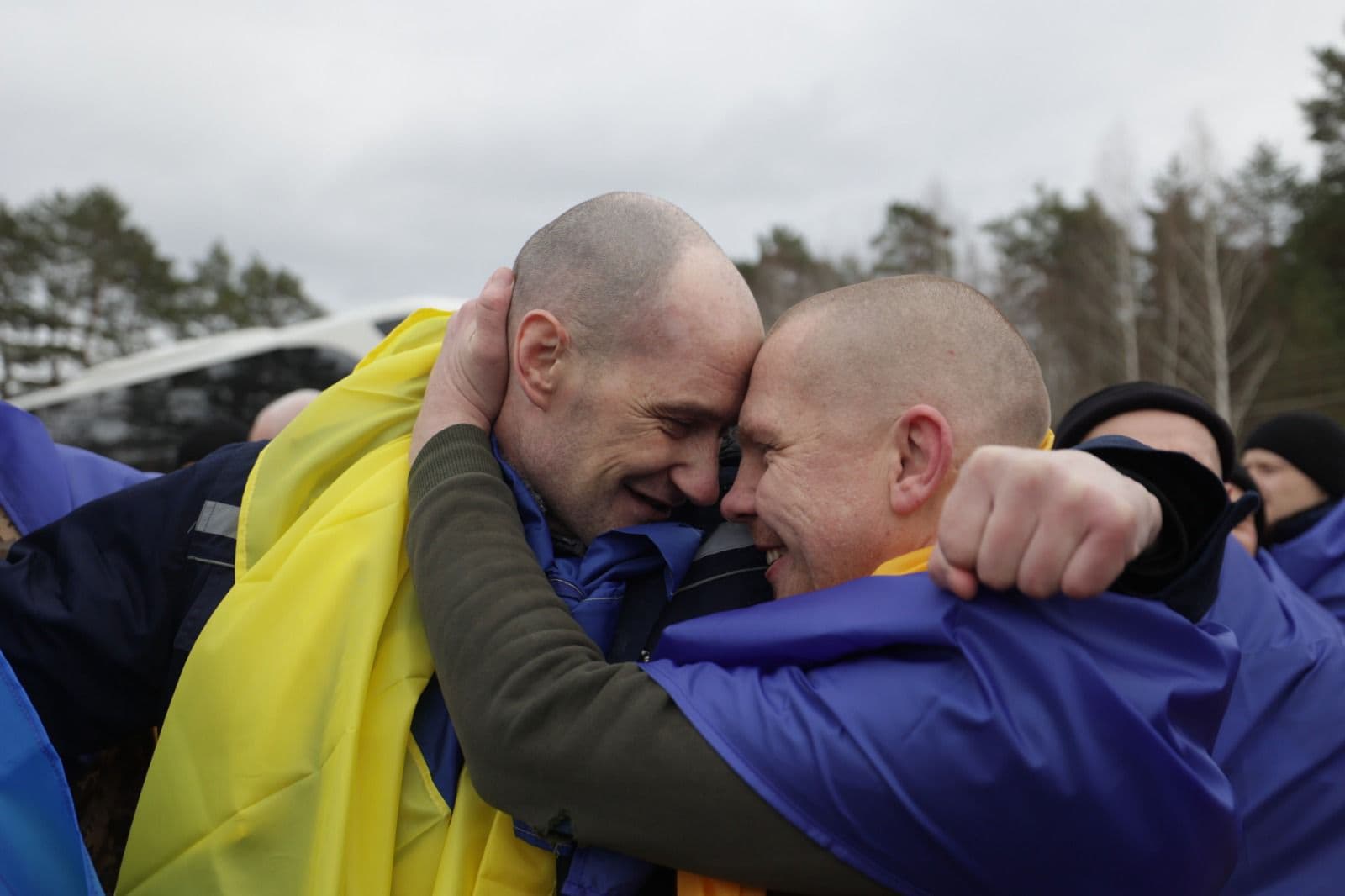 <p style="text-align: justify">დღეს, 5 მარტს, უკრაინამ რუსული ტყვეობიდან 200 დამცველი დააბრუნა. ხვალ კიდევ ერთი გაცვლა იგეგმება, რომლის ფარგლებშიც სახლში კიდევ უფრო მეტი სამხედრო ტყვე დაბრუნდება, საუბარია 300 სამხედროზე.</p><p style="text-align: justify">დაბრუნებულთა შორის არიან უკრაინის შეიარაღებული ძალების სამხედრო მოსამსახურეები, მათ შორის საზღვაო ძალების, სახმელეთო ჯარების, ტერიტორიული თავდაცვის, უპილოტო სისტემების ძალების, საჰაერო-სადესანტო თავდასხმის დანაყოფების და სასაზღვრო ძალების, ასევე უკრაინის ეროვნული გვარდიის, სახელმწიფო სასაზღვრო სამსახურის და სახელმწიფო სპეციალური სატრანსპორტო სამსახურის წარმომადგენლები.</p><p style="text-align: justify">გათავისუფლებულთა შორის არიან მარიუპოლის დამცველები, რომლებიც ტყვეობაში თითქმის ოთხი წლის განმავლობაში იმყოფებოდნენ.</p><p style="text-align: justify">გათავისუფლებული სამხედრო მოსამსახურეები ქვეყანას დონეცკის, ლუგანსკის, ხარკოვისა და ზაპოროჟიეს მიმართულებაზე იცავდნენ. ჯარისკაცებისა და სერჟანტების გარდა, ოფიცრებიც გაათავისუფლეს.</p><p style="text-align: justify">ომბუდსმენ დმიტრო ლუბინეცის თქმით, გათავისუფლებული პირებიდან ყველაზე უფროსი 59 წლისაა, ყველაზე ახალგაზრდა - 27 წლის.</p><p style="text-align: justify">ომბუდსმენმა ასევე განაცხადა, რომ ბევრი მათგანი რთულ ფსიქოლოგიურ მდგომარეობაშია. ზოგიერთს კრიტიკულად დაბალი წონა აქვს.</p><p style="text-align: justify">სრულმასშტაბიანი შეჭრის დაწყებიდან უკრაინაში სულ 6,622 მოქალაქე დაბრუნდა.</p>