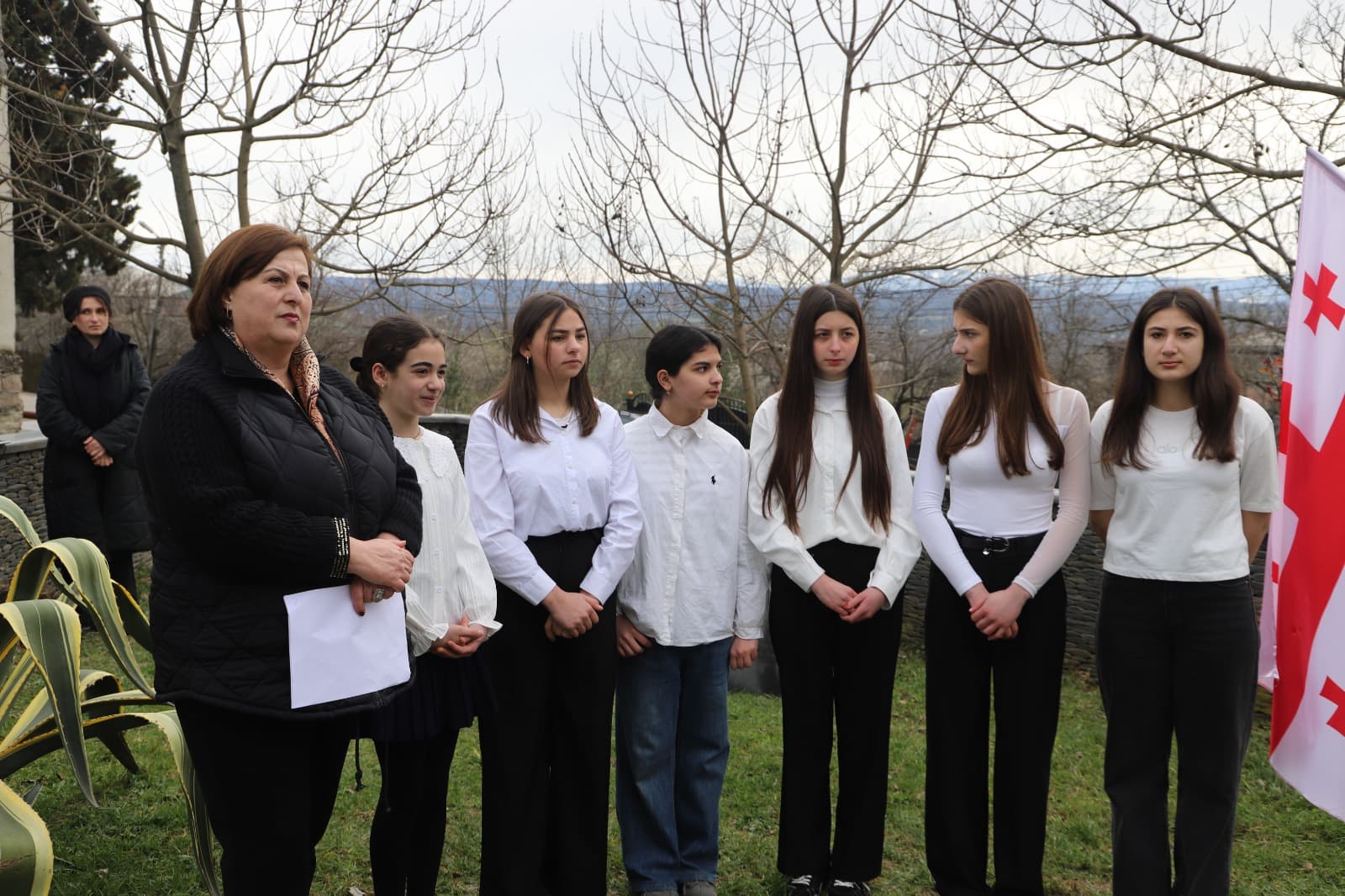 <p style="text-align: justify">6 მარტი აგვისტოს ომის გმირის ვალერი გოგნაძის&nbsp;დაბადების დღეა.</p><p style="text-align: justify">გმირის დაბადების დღესთან დაკავშირებით, სოფელ ღვანკითში არსებული მემორიალი თერჯოლის მუნიციპალიტეტის მერმა მანუჩარ რობაქიძემ და საკრებულოს თავმჯდომარემ სოსო ჩაფიჩაძემ ყვავილებით შეამკეს და პატივი მიაგეს მის ხსოვნას.</p><p style="text-align: justify">მამა ანდრიამ გარდაცვლილი გმირის სულის მოსახსენებელი პანაშვიდი გადაიხადა, ვალერი გოგნაძის მშობლიური სკოლის &nbsp;მეოთხე და მეცხრე კლასელებმა კი ლიტერატურული კომპოზიცია &nbsp;შეასრულეს.&nbsp;</p><p style="text-align: justify">"2008 წელი უმძიმესი წელი იყო საქართველოს უახლეს ისტორიაში, თერჯოლის მუნიციპალიტეტიდან ხუთმა გმირმა შესწირა თავი აგვისტოს ომს, ხუთი ოჯახი შეიმოსა ძაძებით. მთლიანად მუნიციპალიტეტი, სოფელი, სასკოლო საზოგადოება ვალდებულია პატივი მივაგოთ გმირის ხსოვნას და გვქონდეს მაგალითად ვალერი გოგნაძის გმირობა, მისი მაგალითზე უნდა იცოდეს ახალგაზრდა თაობამ, სად უნდა იდგეს ქვეყნის თავისუფლების &nbsp;სადარაჯოზე", - განაცხადა მანუჩარ რობაქიძემ.</p><p style="text-align: justify">ვალერი გოგნაძის ხსოვნის უკვდავსაყოფად ღონისძიება მერიის განათლების, კულტურის, სპორტის და ახალგაზრდულ საქმეთა სამსახურმა მოაწყო. აღნიშნულ ღონისძიებას მერის მოადგილეები: ზვიად ბაზაძე და მირზა ქოჩიაშვილი, საკრებულოს და მერიის შესაბამისი სამსახურის წარმომადგენლები, ვეტერანთა სახელმწიფო სამსახურის ხელმძღვანელი და მოქალაქეები დაესწრნენ.</p><p style="text-align: justify">ვალერი გოგნაძე 1978 წლის 6 მარტს &nbsp;თერჯოლის რაიონის სოფელ ღვანკითში დაიბადა. უმცროსი სერჟანტი ვალერი გოგნაძე &nbsp;დაჯილდოებულია ვახტანგ გორგასლის III ხარისხის ორდენით.</p><p style="text-align: justify">დაიღუპა 2008 წლის 11 აგვისტოს. დაკრძალულია მუხათგვერდის ძმათა სასაფლაოზე.</p><p style="text-align: justify">აგვისტოს ომის გმირის სახელის უკვდავსაყოფად სოფელ ღვანკითში არის მისი სახელობის სკვერი და ქუჩა.</p>